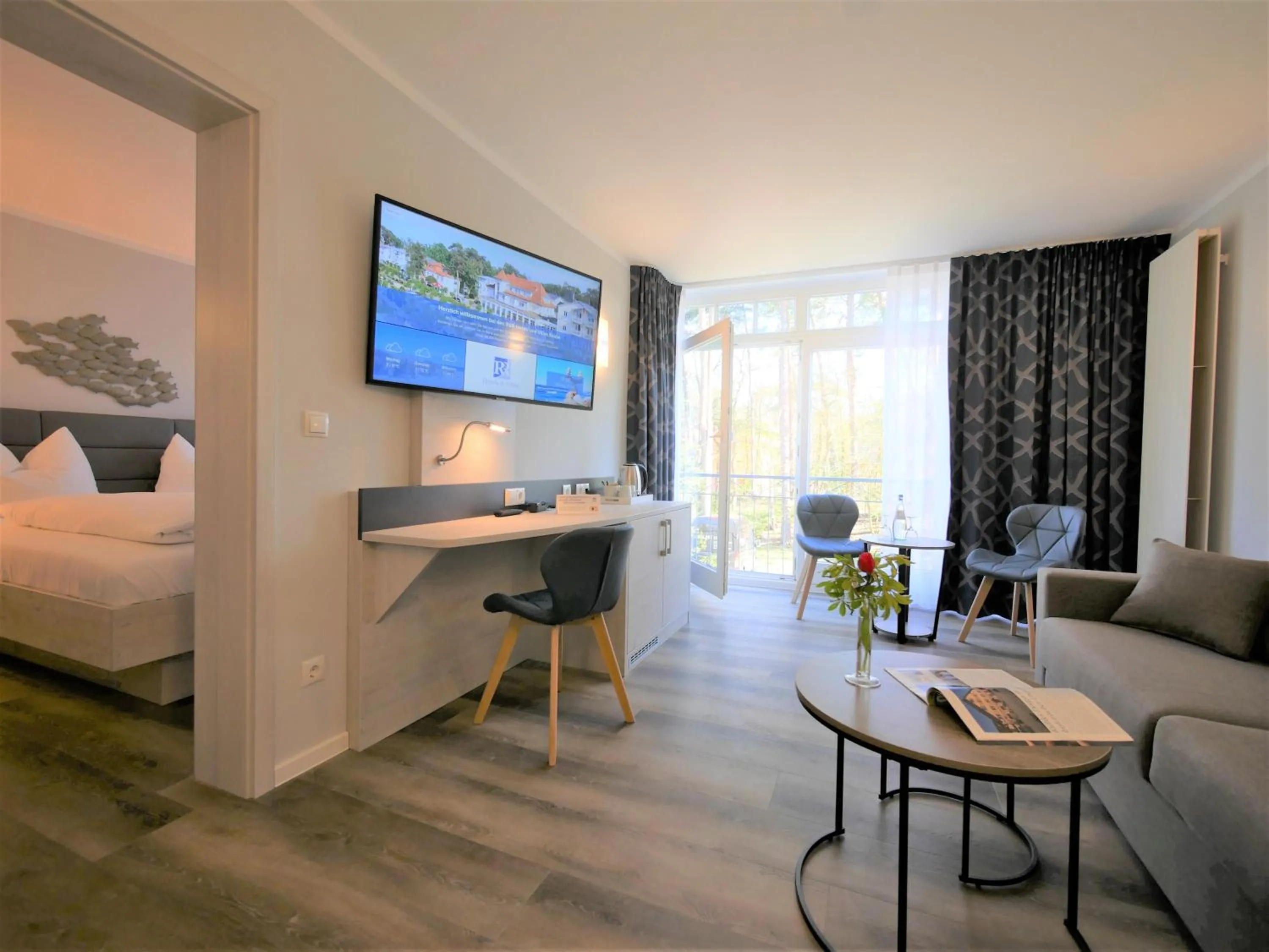 Living room, Bed in R&R Hotel Strandallee