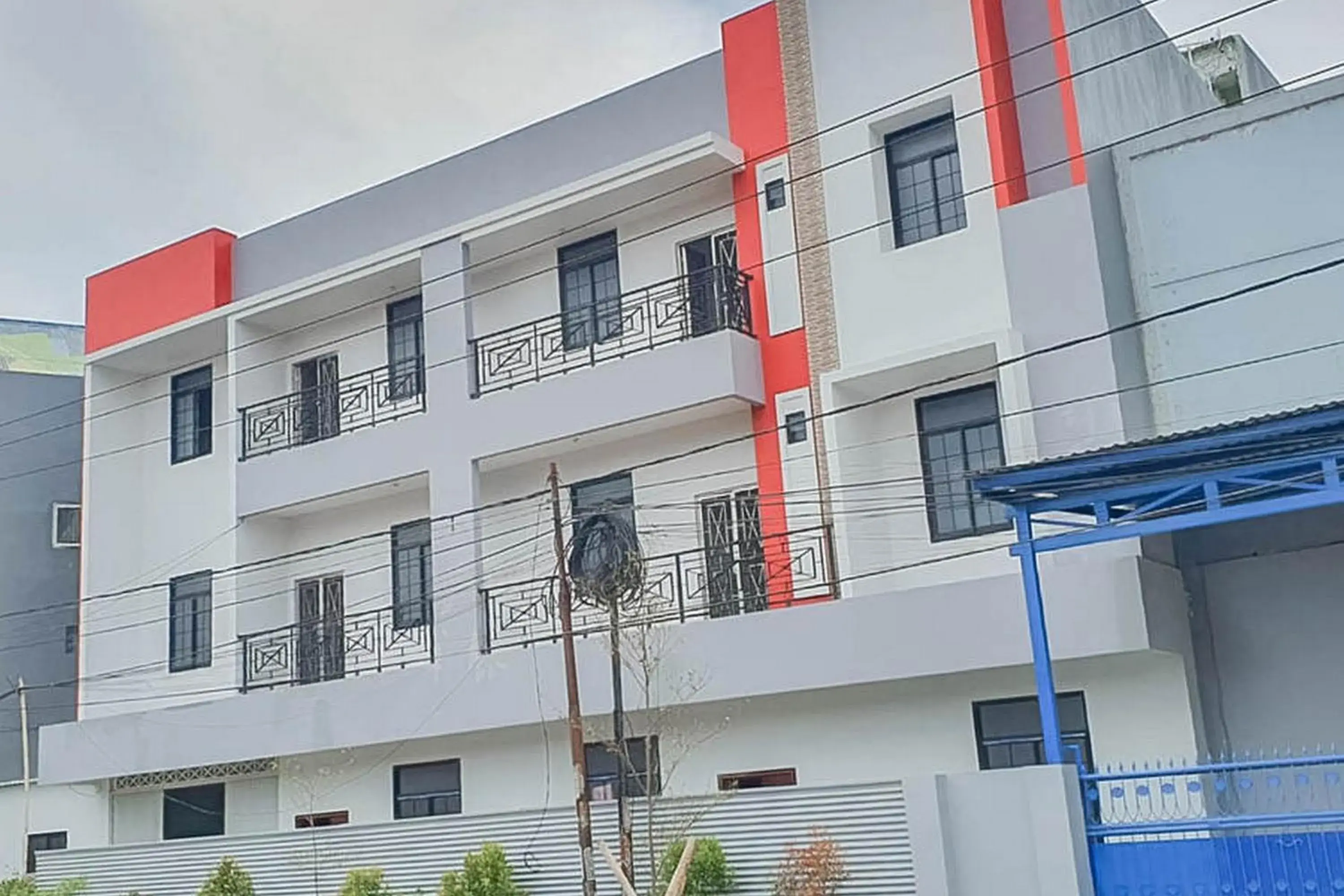 Property building in Mahkota Residence Mitra RedDoorz Property building in Mahkota Residence Mitra RedDoorz