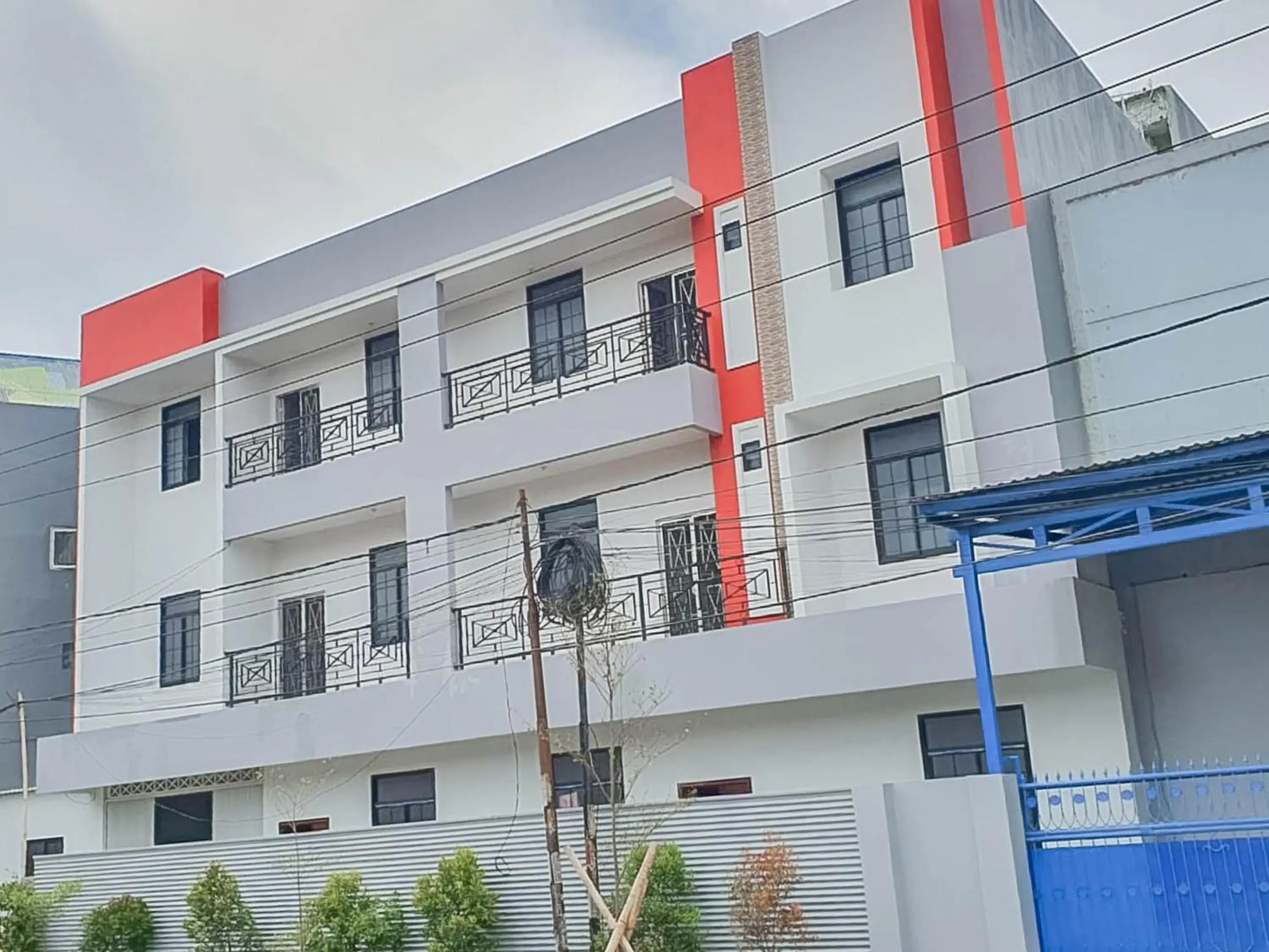 Property building in Mahkota Residence Mitra RedDoorz Property building in Mahkota Residence Mitra RedDoorz