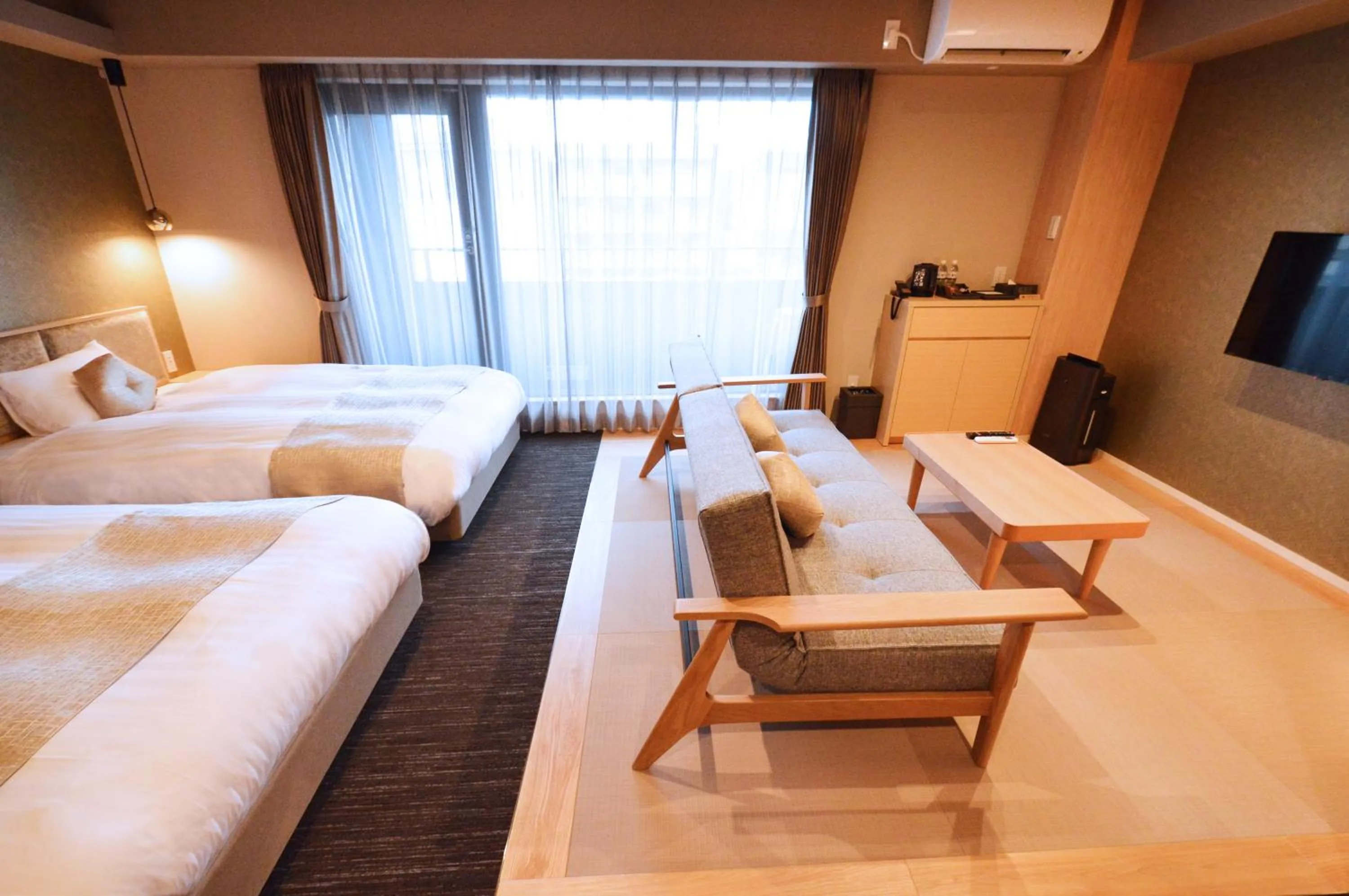 Living room, Bed in Rinn Horikawa Gojo