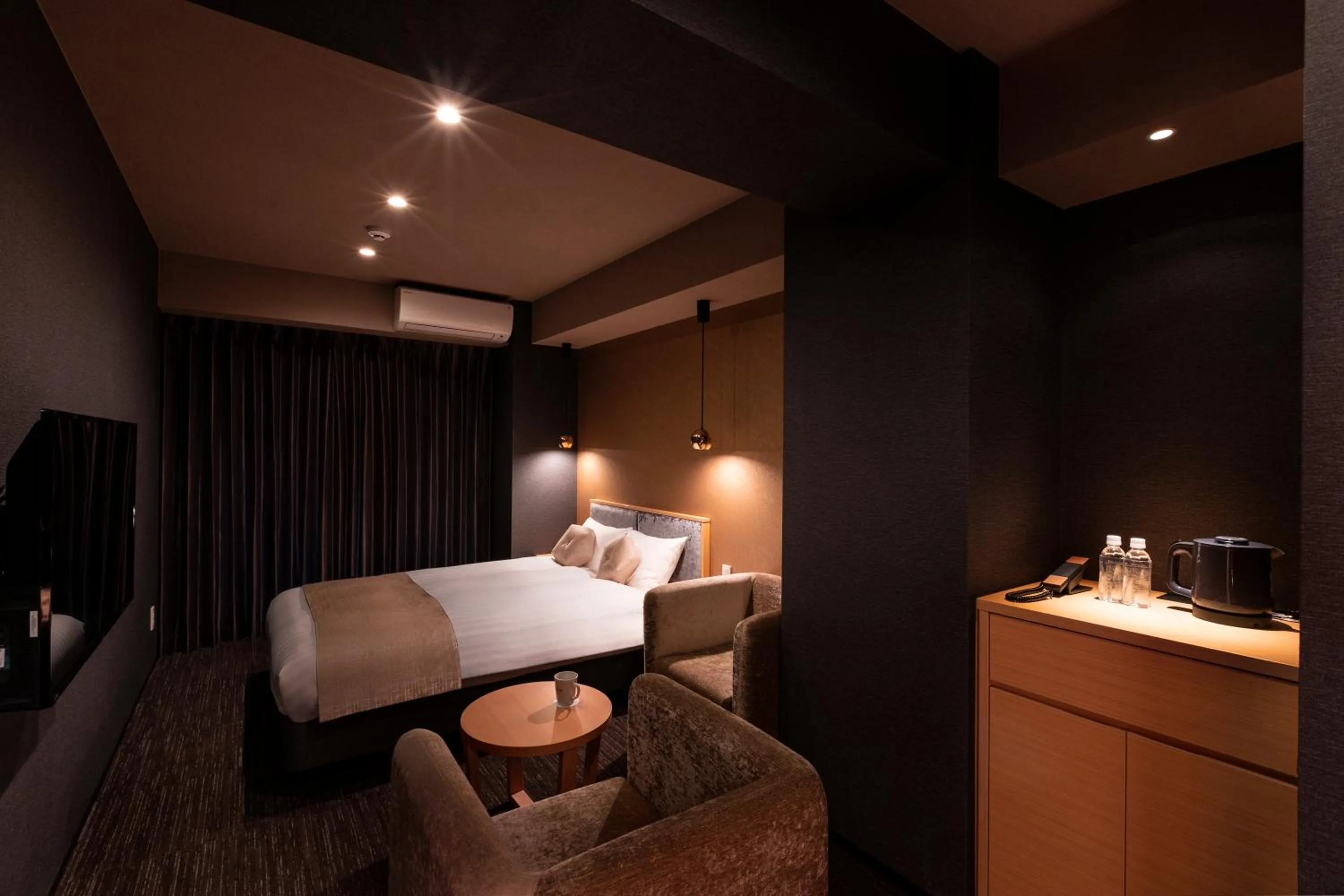 Photo of the whole room, Bed in Rinn Horikawa Gojo