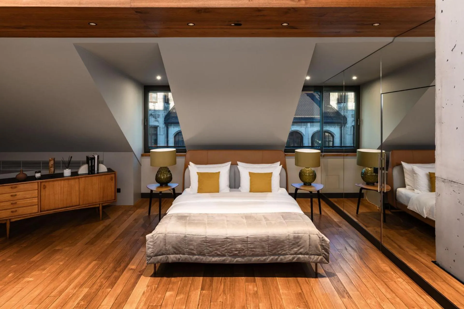 Bedroom, Bed in DO & CO Hotel München