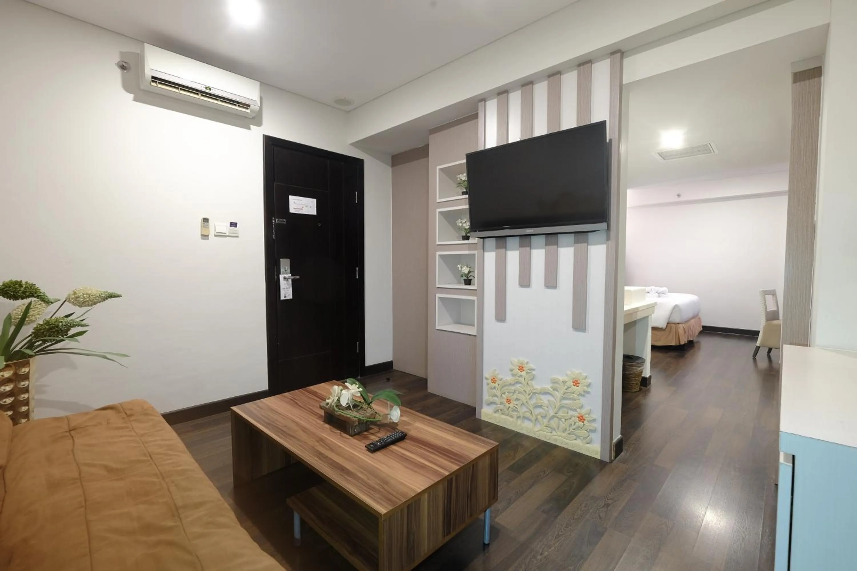 Living room, Bed in All Nite & Day Hotel Yogjakarta - Gejayan