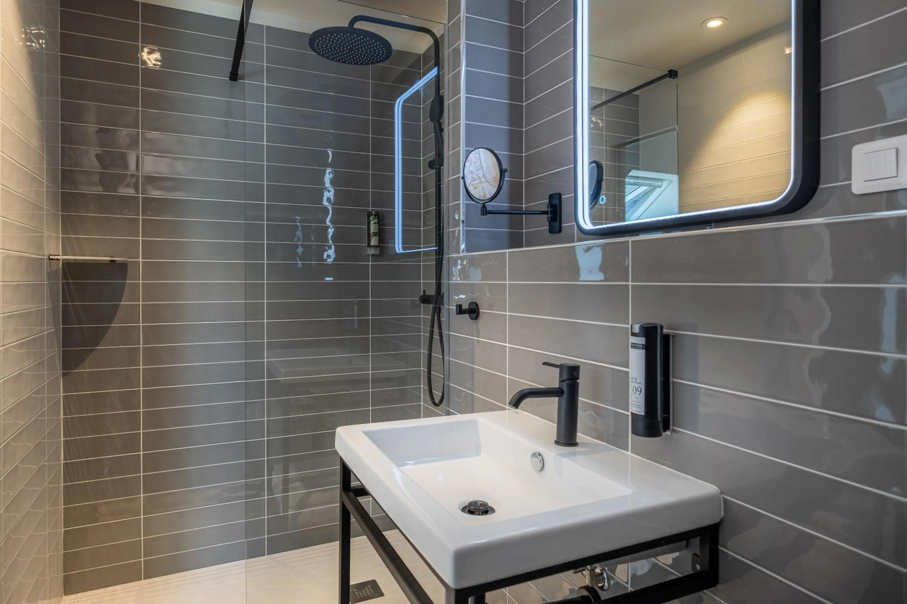 Bathroom in Ferdinand Hotel Tours