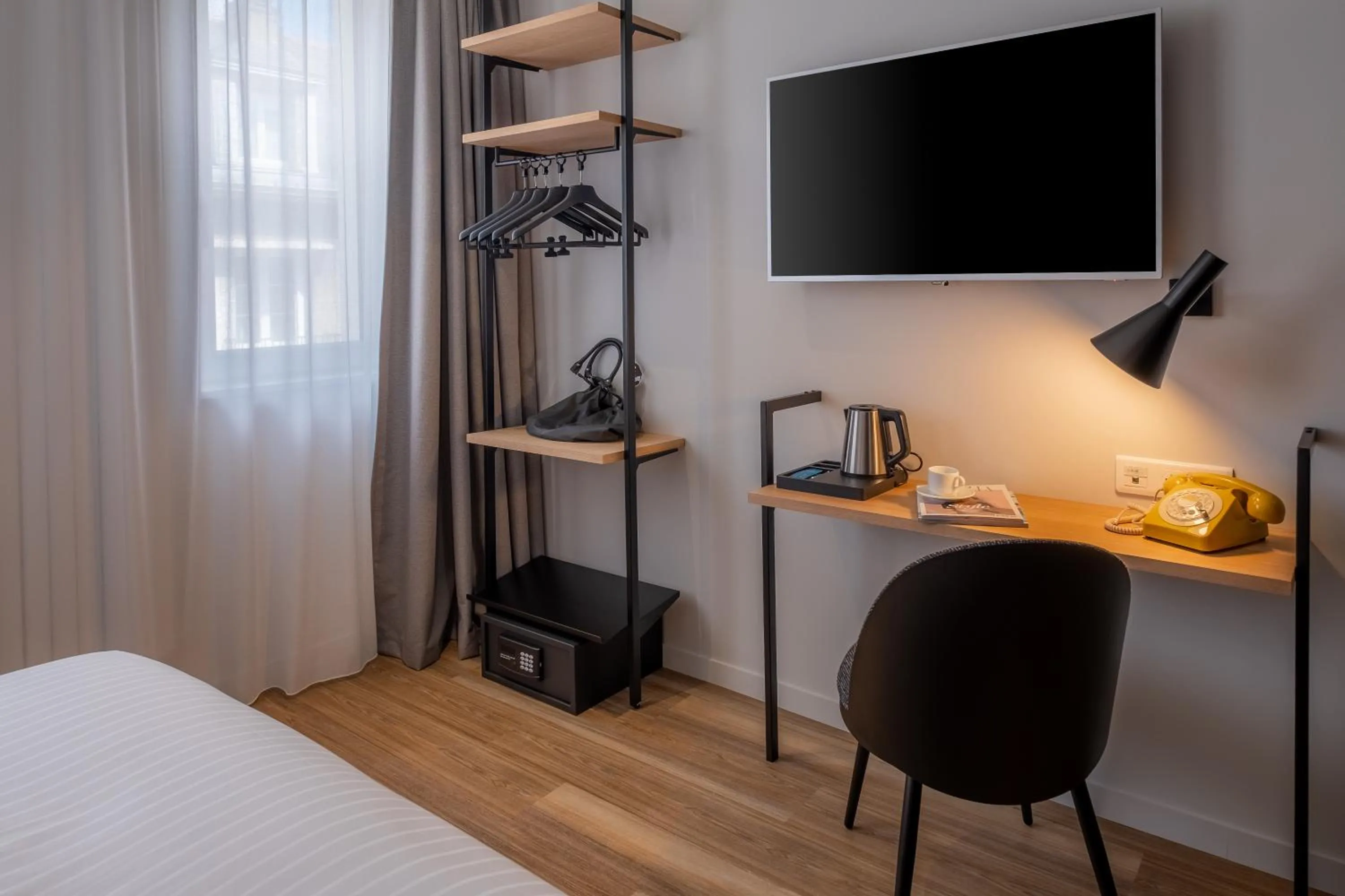 Seating area, Bed in Ferdinand Hotel Tours