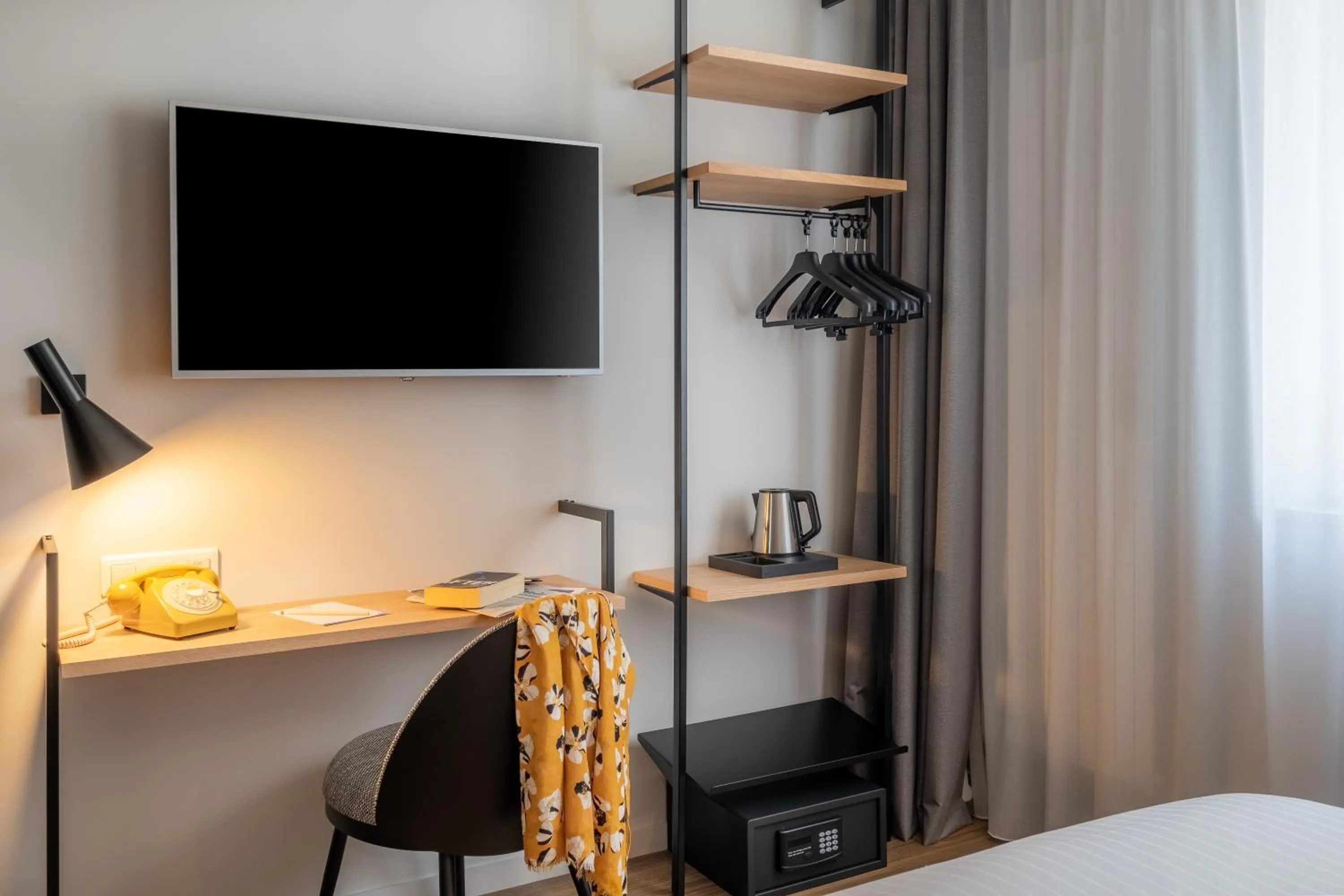 TV and multimedia, Bed in Ferdinand Hotel Tours