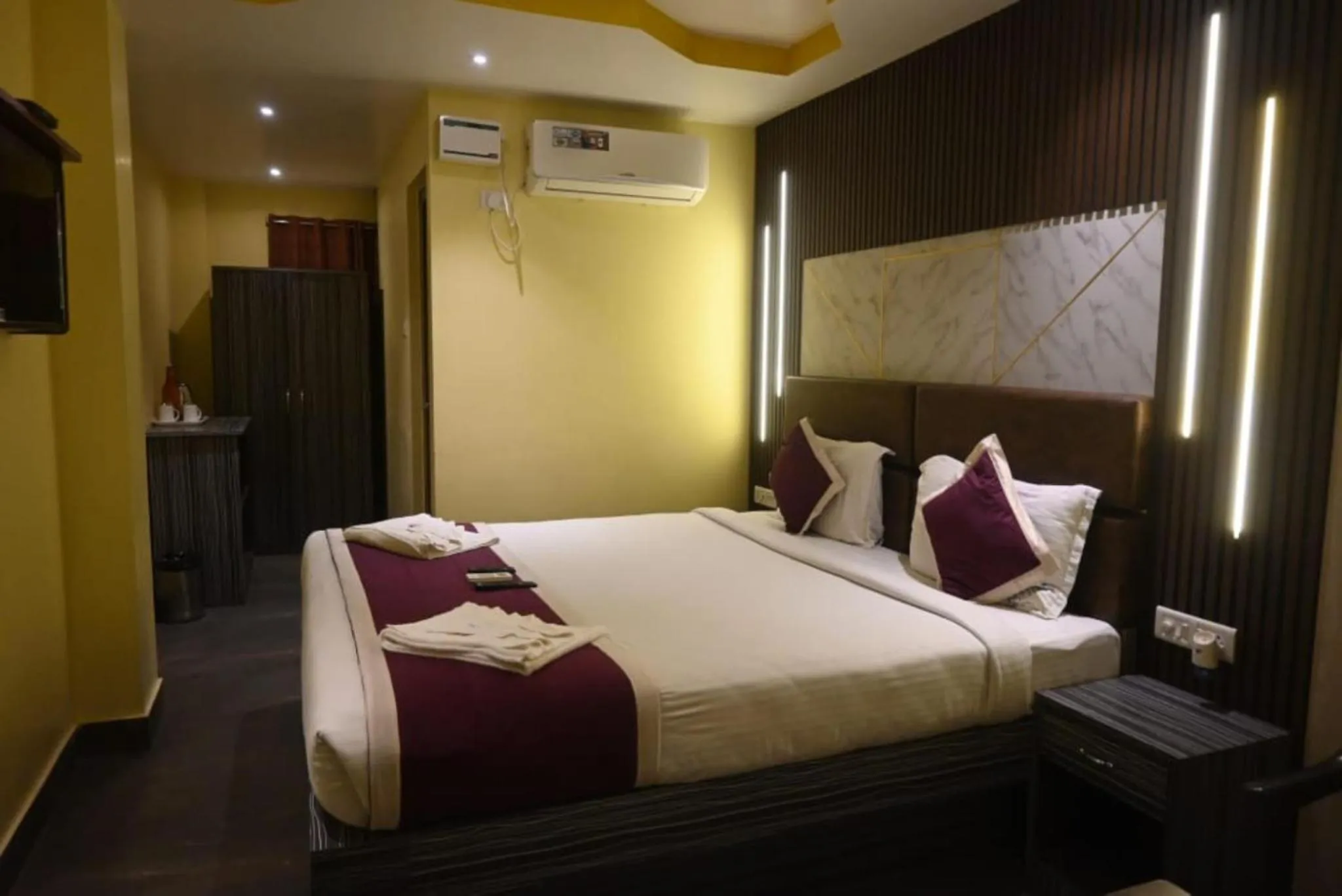 Bed in Hotel Runway Inn