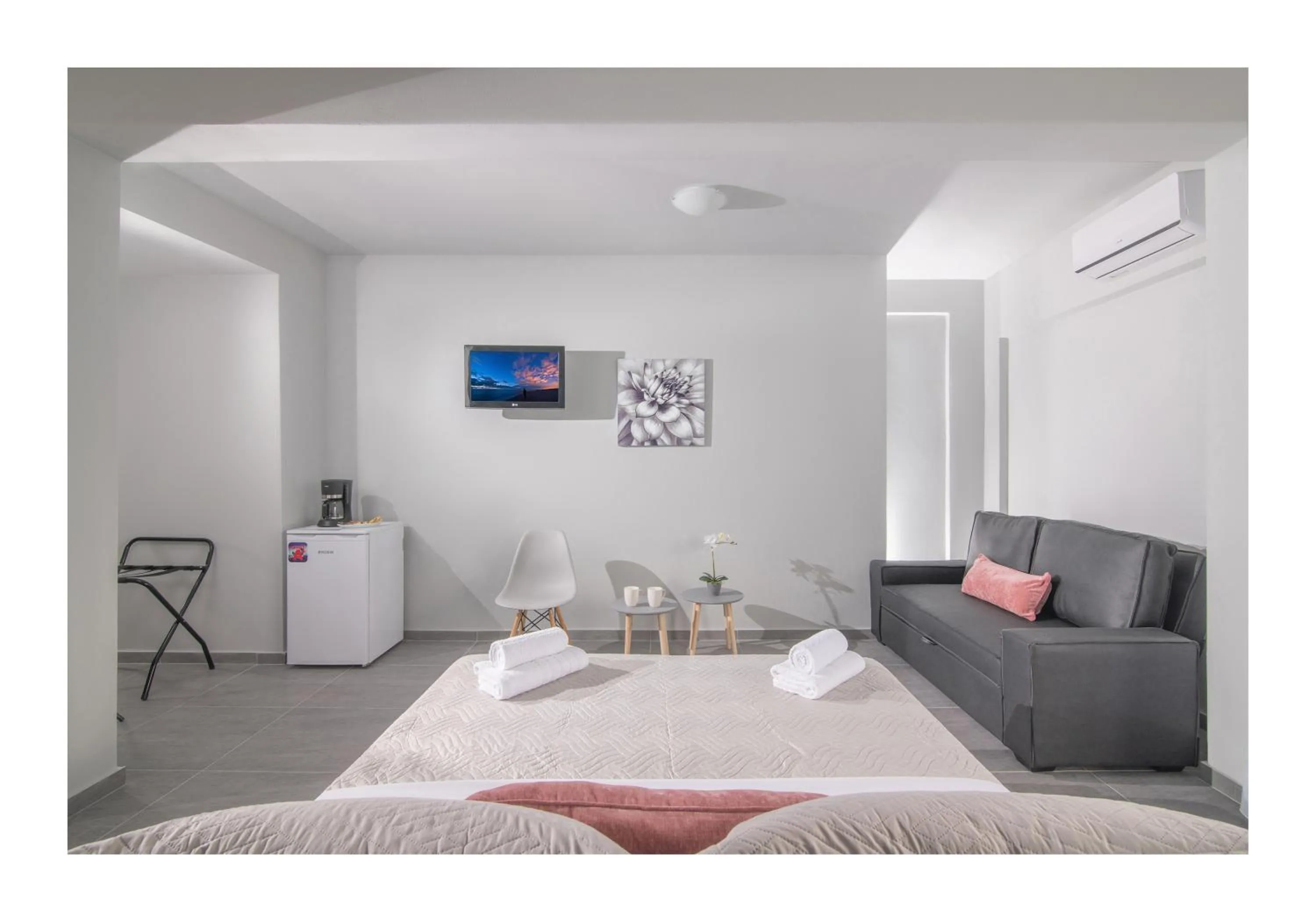 TV and multimedia in Golden Sunlight Hotel by Estia