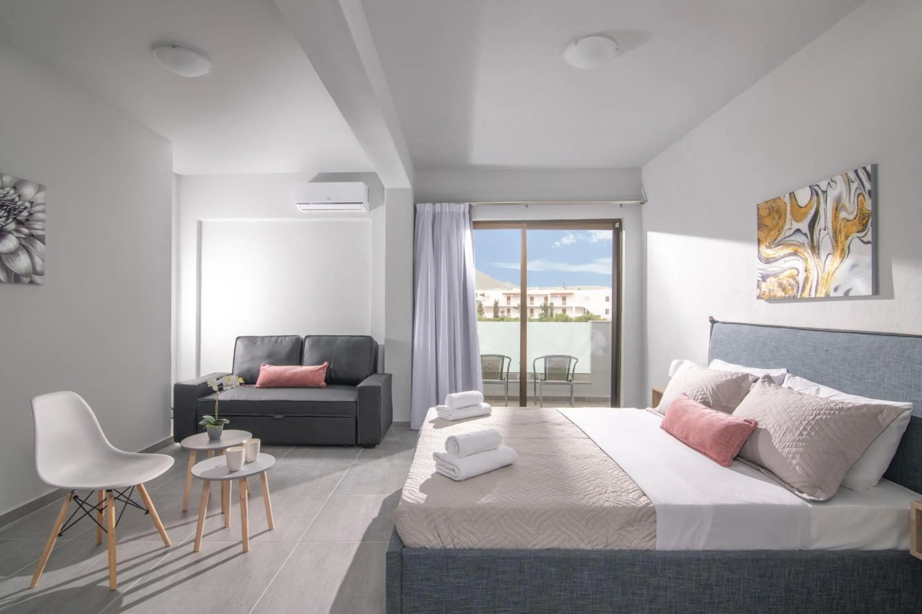 Photo of the whole room in Golden Sunlight Hotel by Estia