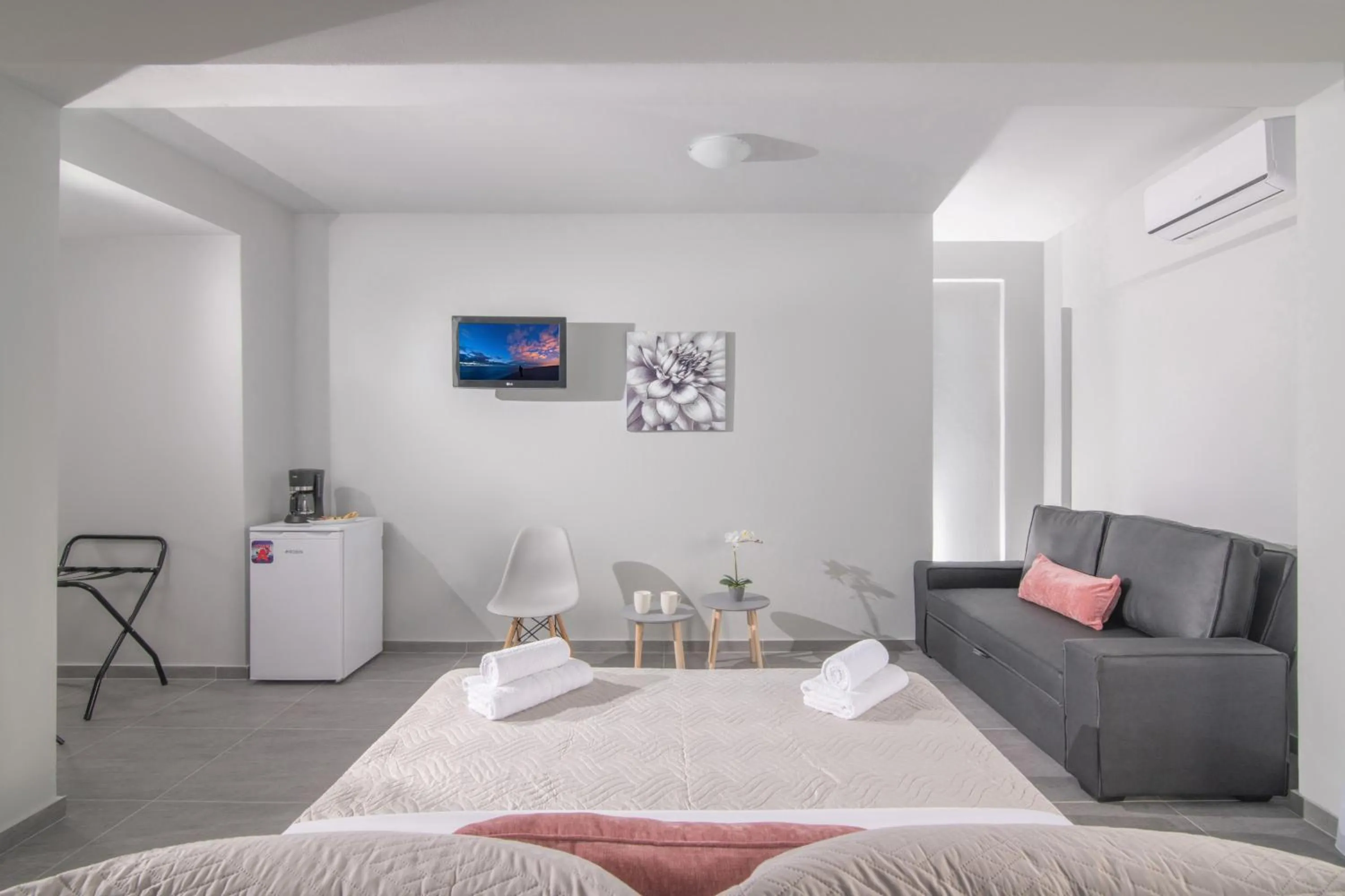 Photo of the whole room in Golden Sunlight Hotel by Estia