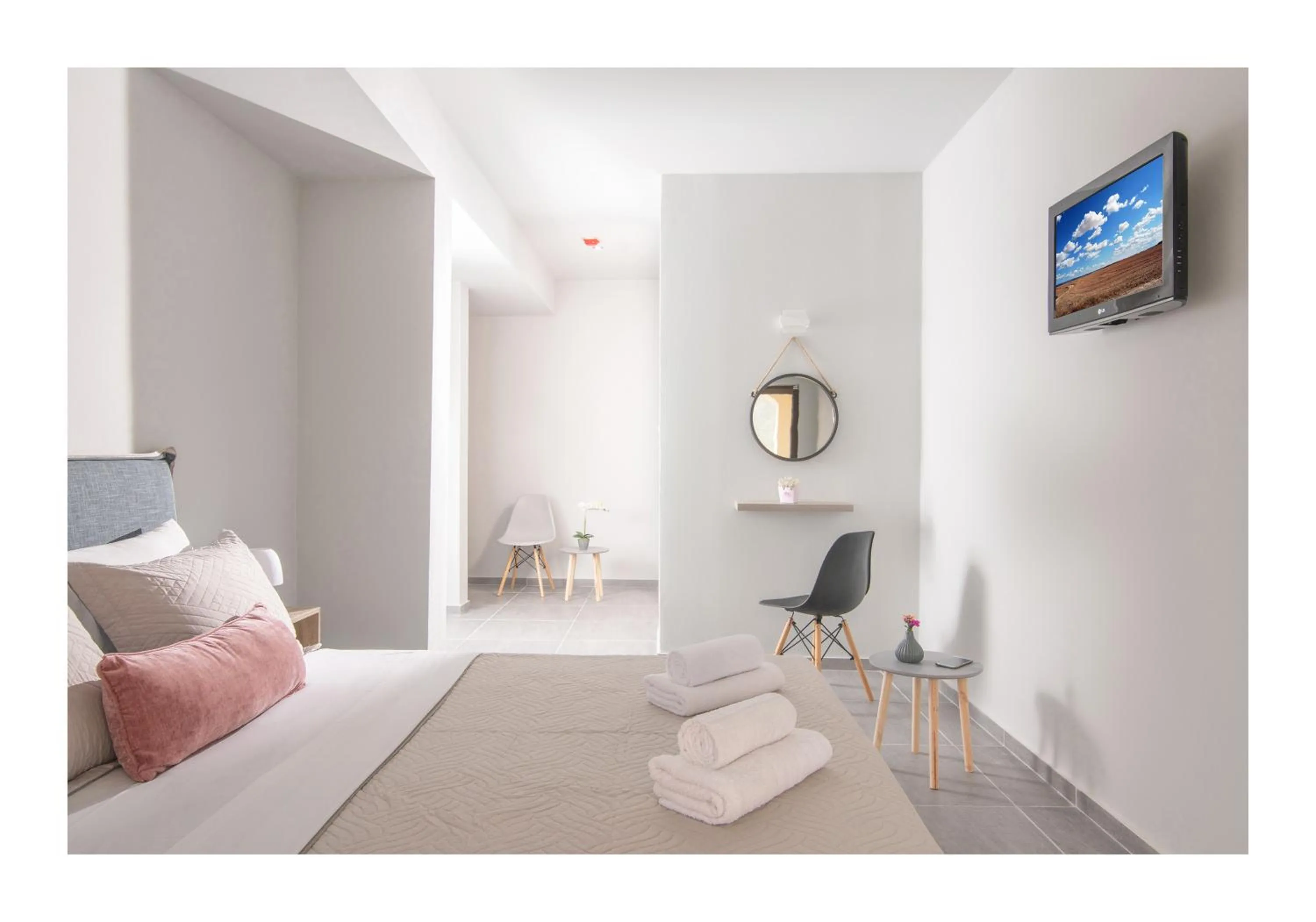 TV and multimedia in Golden Sunlight Hotel by Estia