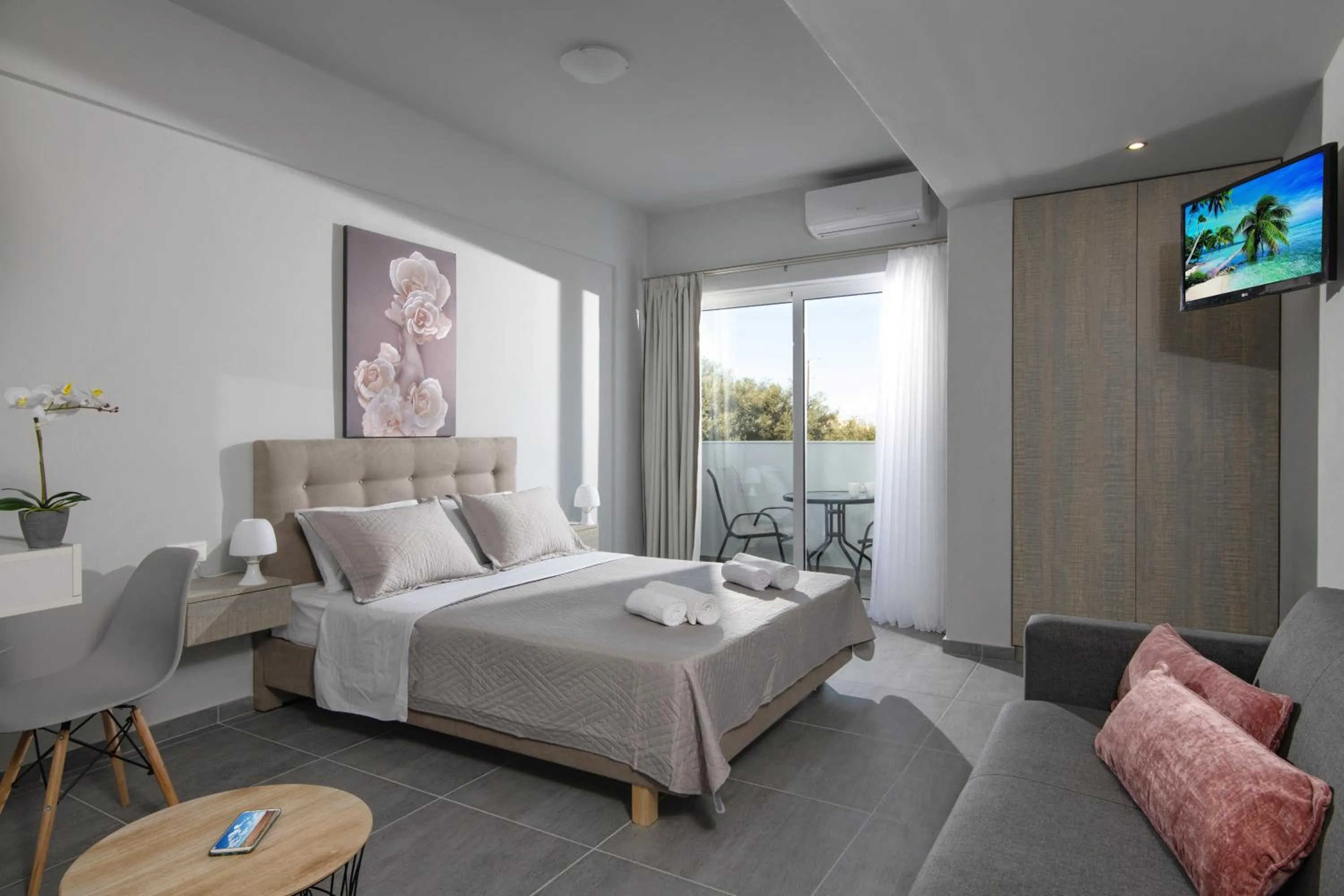 Photo of the whole room in Golden Sunlight Hotel by Estia