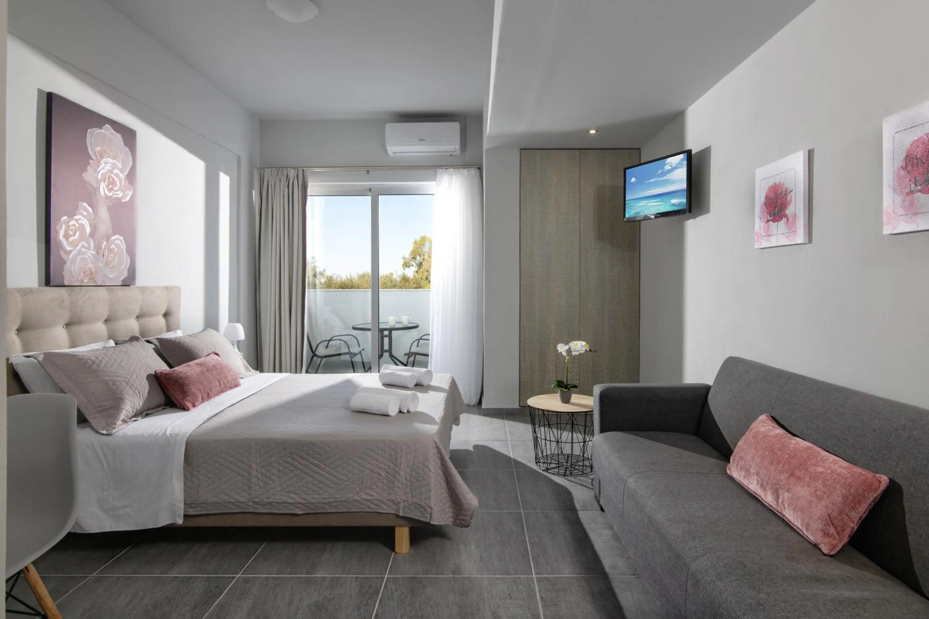 Photo of the whole room in Golden Sunlight Hotel by Estia