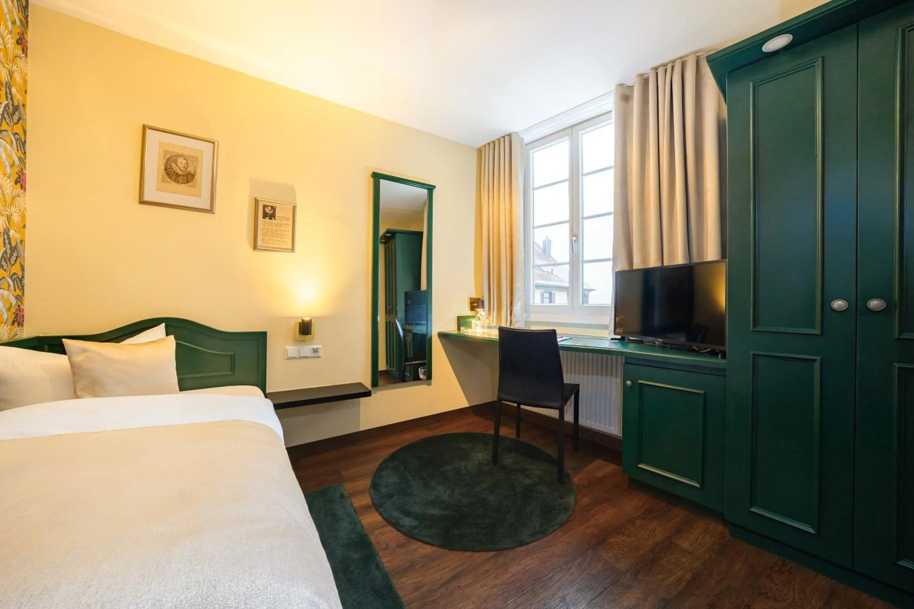 Photo of the whole room, Bed in Hotel Am Schloss *** Superior