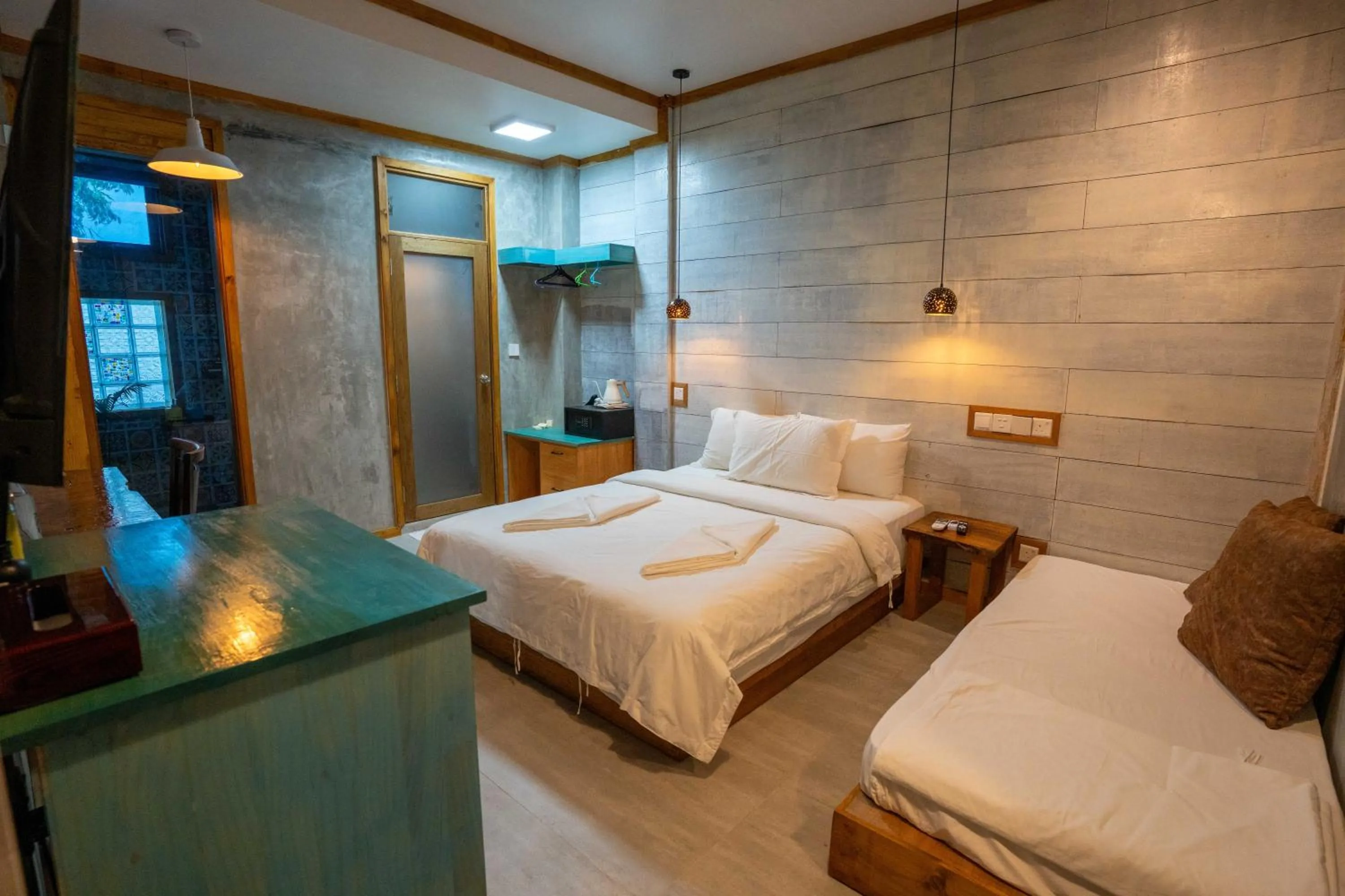 Photo of the whole room, Bed in Maamadi Boutique