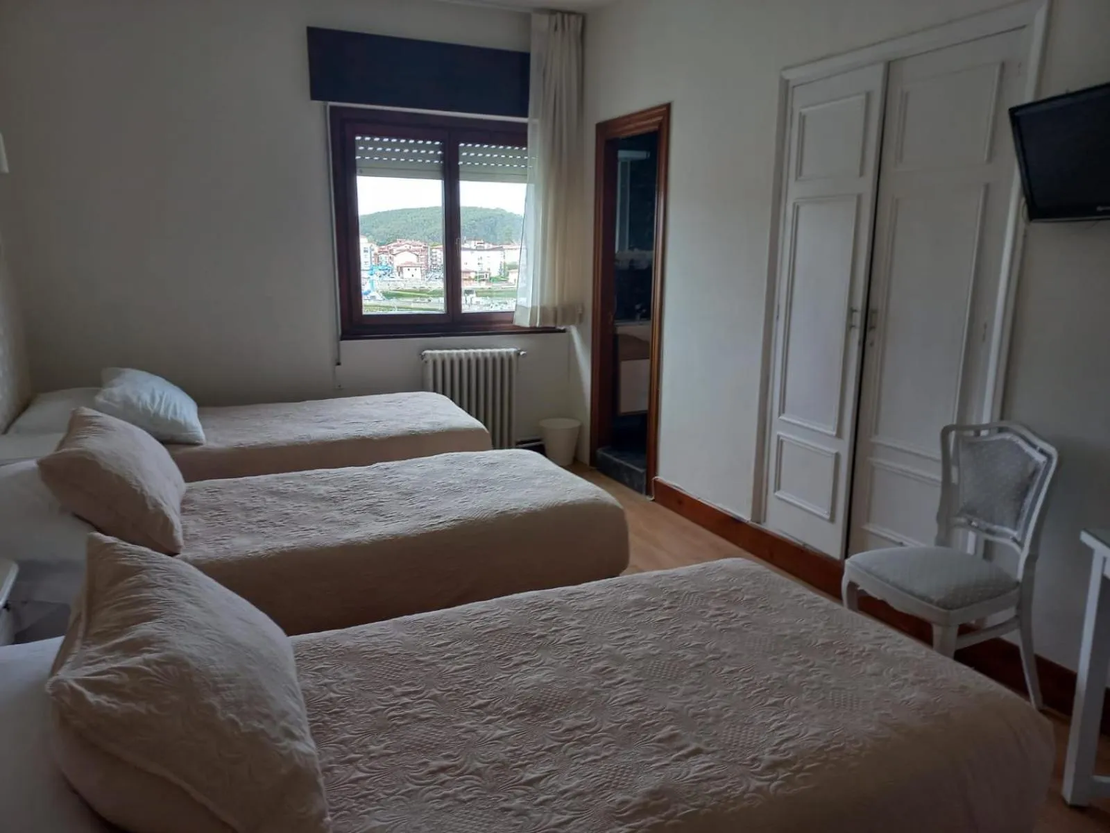 Photo of the whole room in Marina