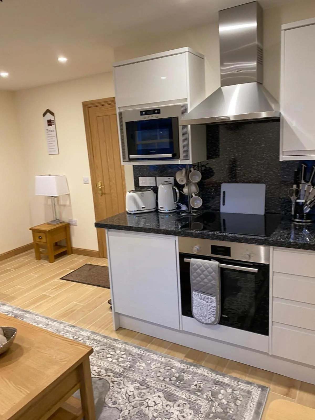 Kitchen or kitchenette in Waverley Inn Holiday Apartments