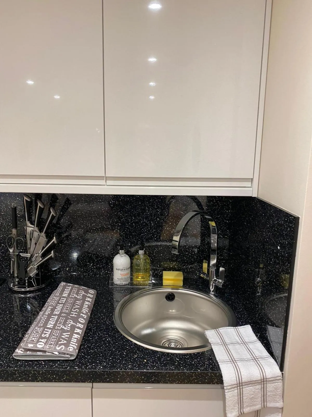 Kitchen or kitchenette in Waverley Inn Holiday Apartments