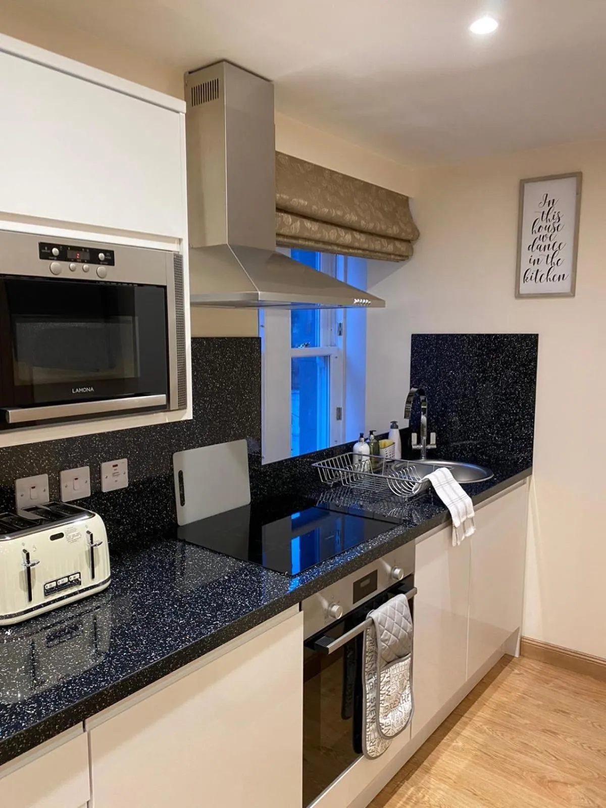 Kitchen or kitchenette in Waverley Inn Holiday Apartments