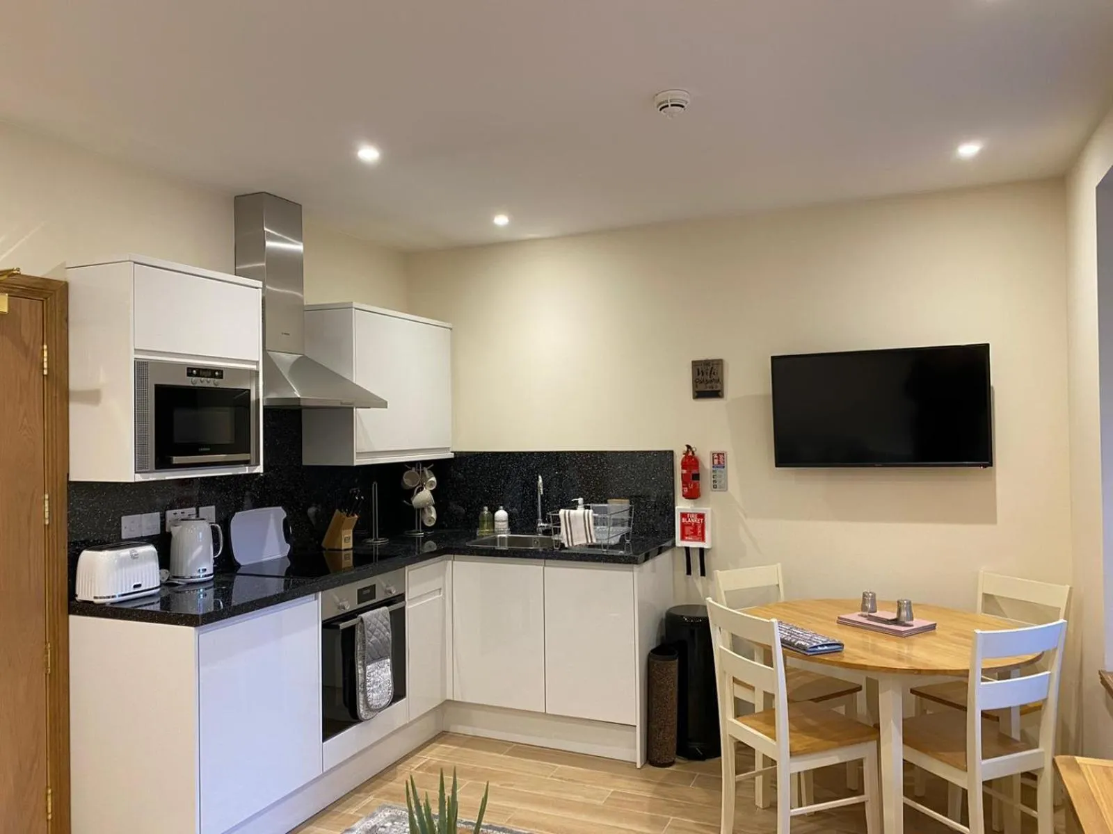 Kitchen or kitchenette in Waverley Inn Holiday Apartments