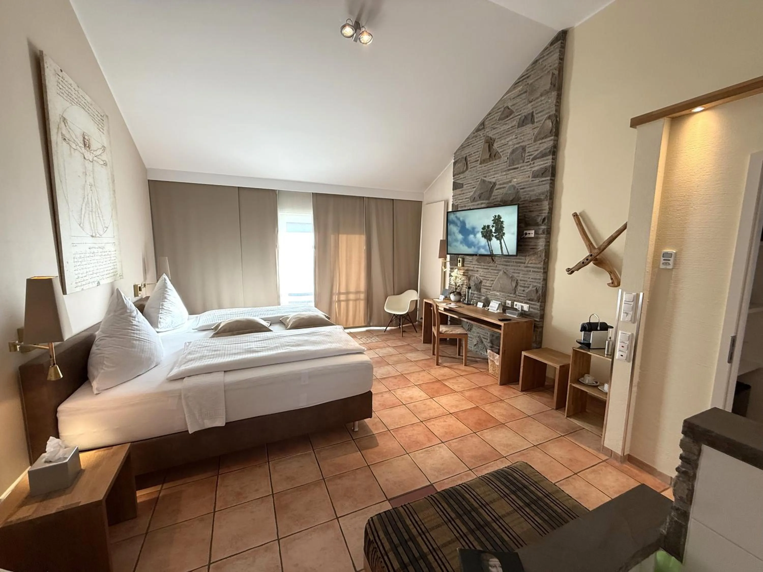 Photo of the whole room, Bed in Malerwinkel Hotel