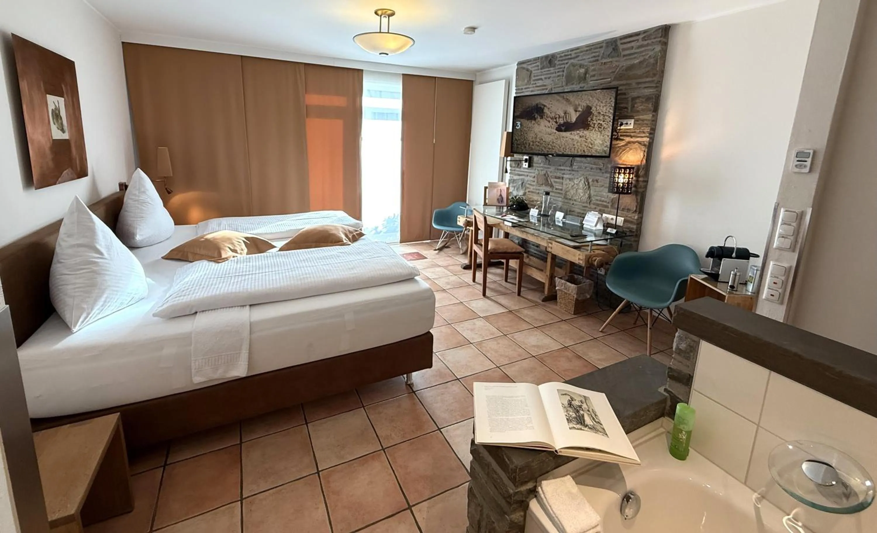 Photo of the whole room, Bed in Malerwinkel Hotel