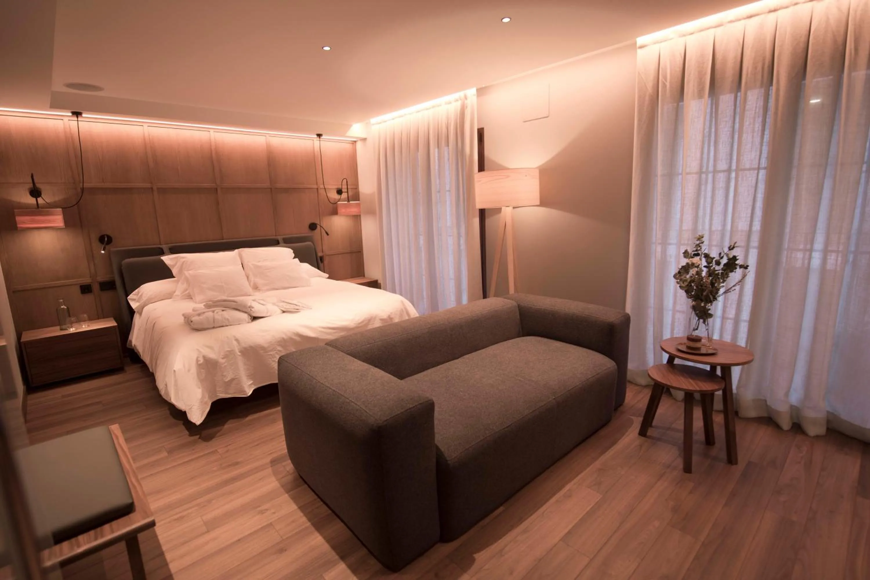 Photo of the whole room, Bed in Vallivana Suites