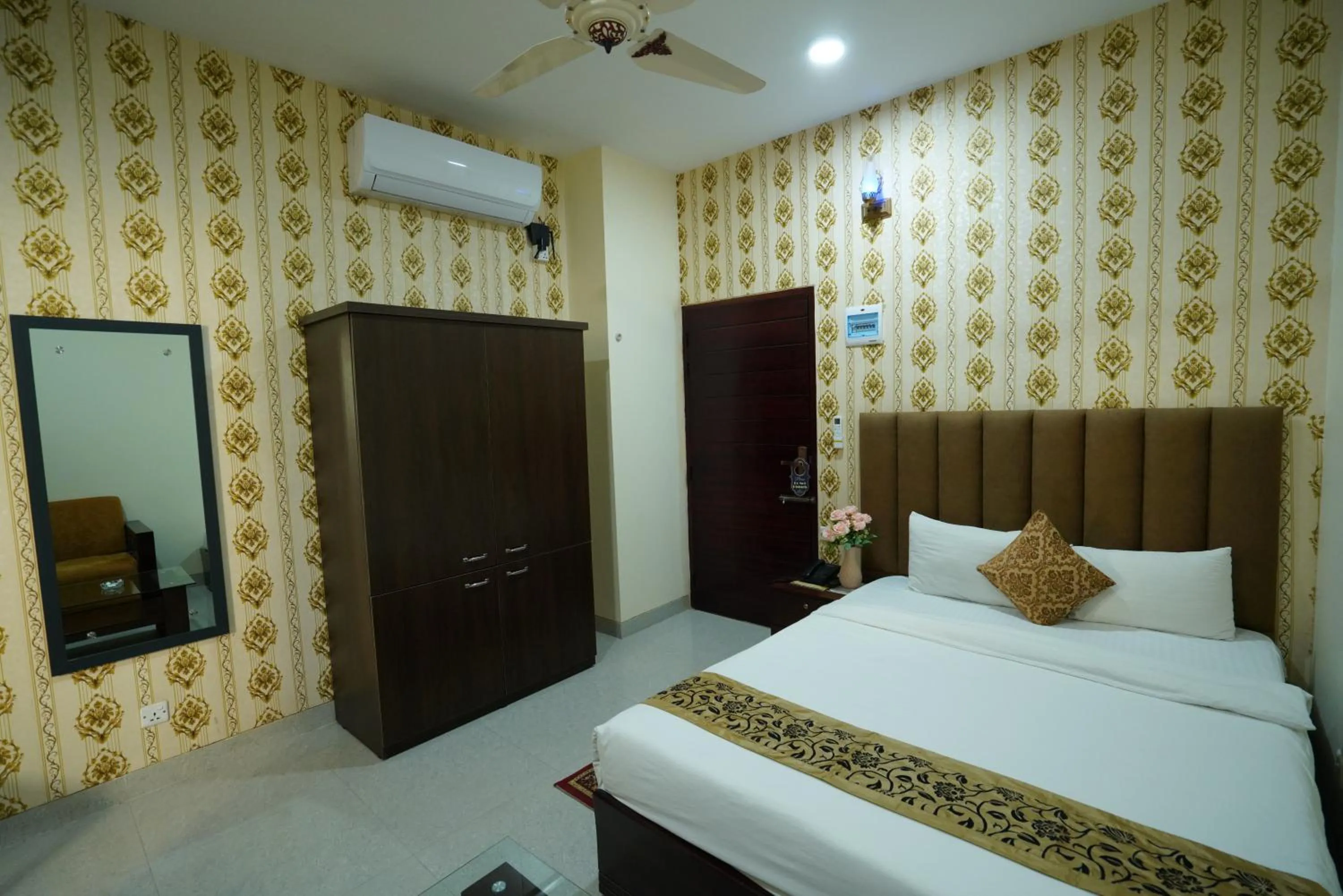 Bed in Grand Mostafa Hotel Ababil