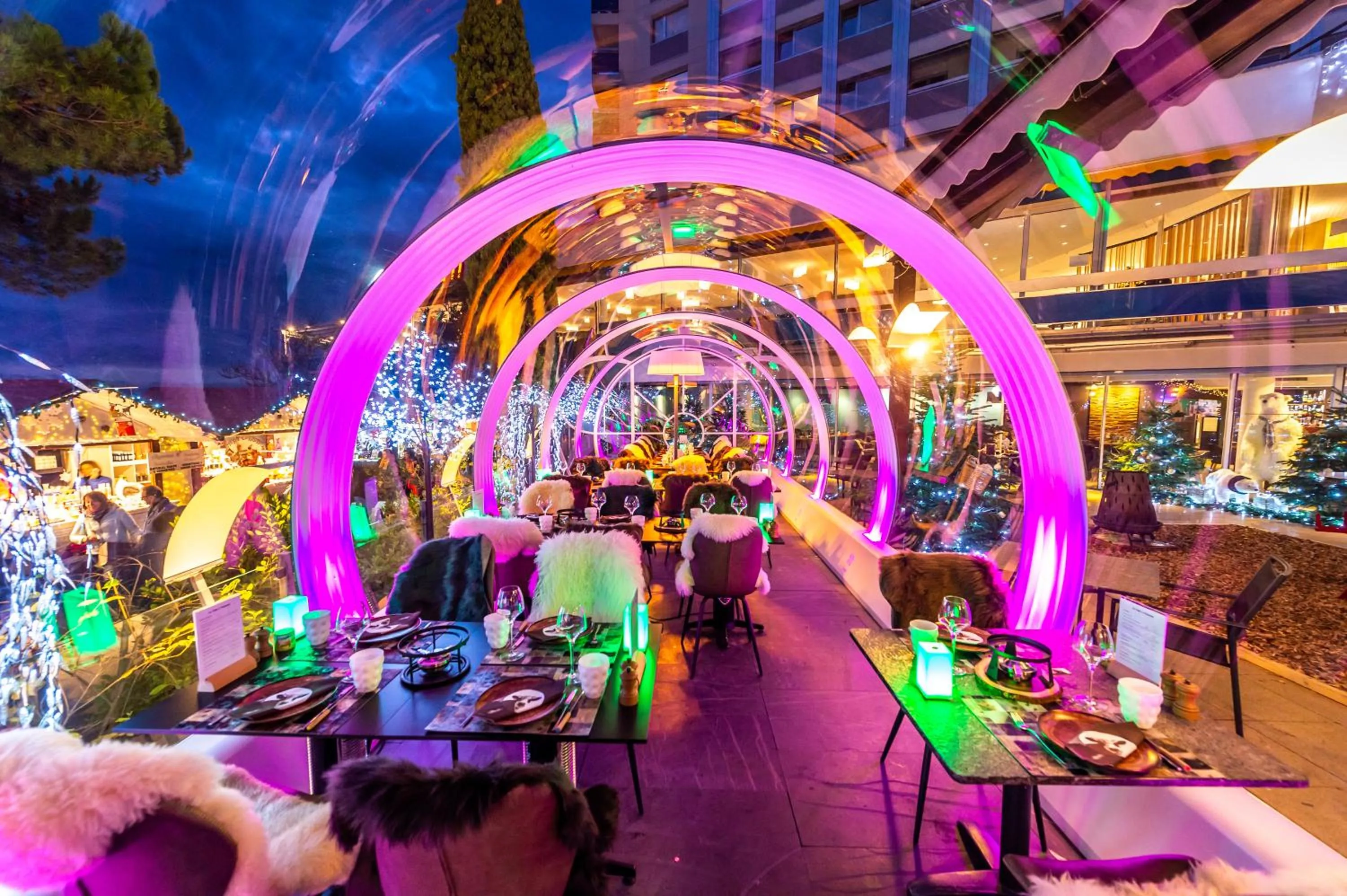 Restaurant/places to eat in Hotel Mona