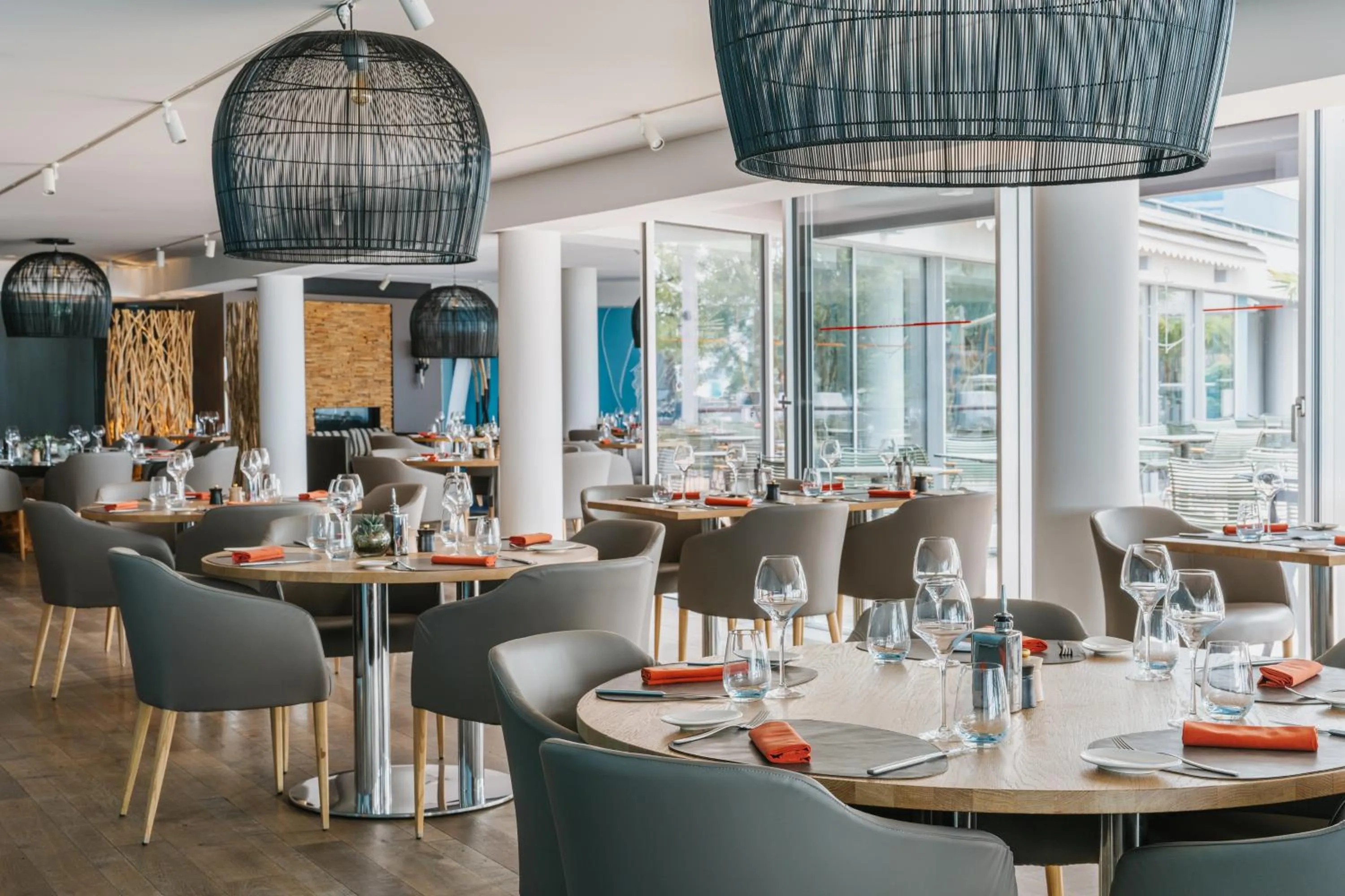 Restaurant/places to eat in Hotel Mona