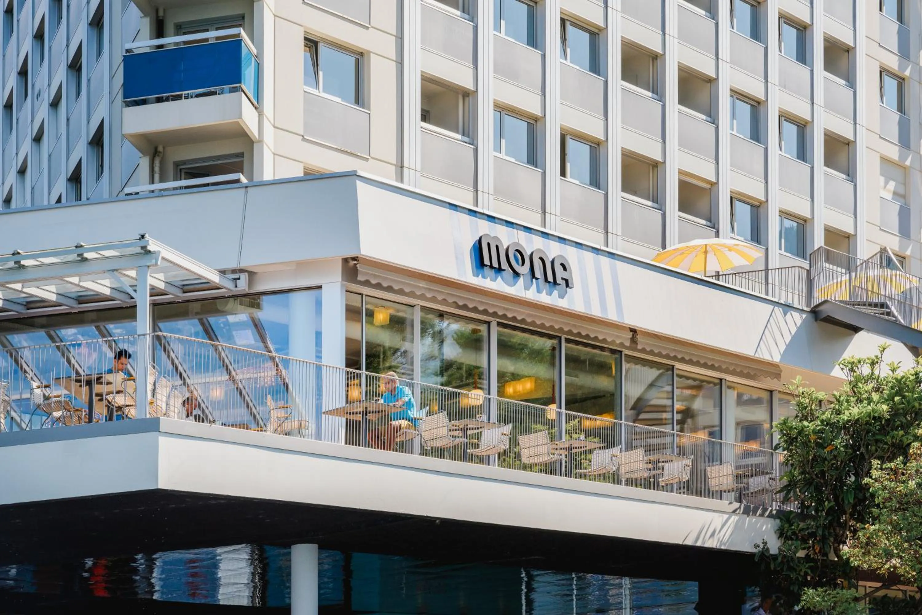 Restaurant/places to eat in Hotel Mona