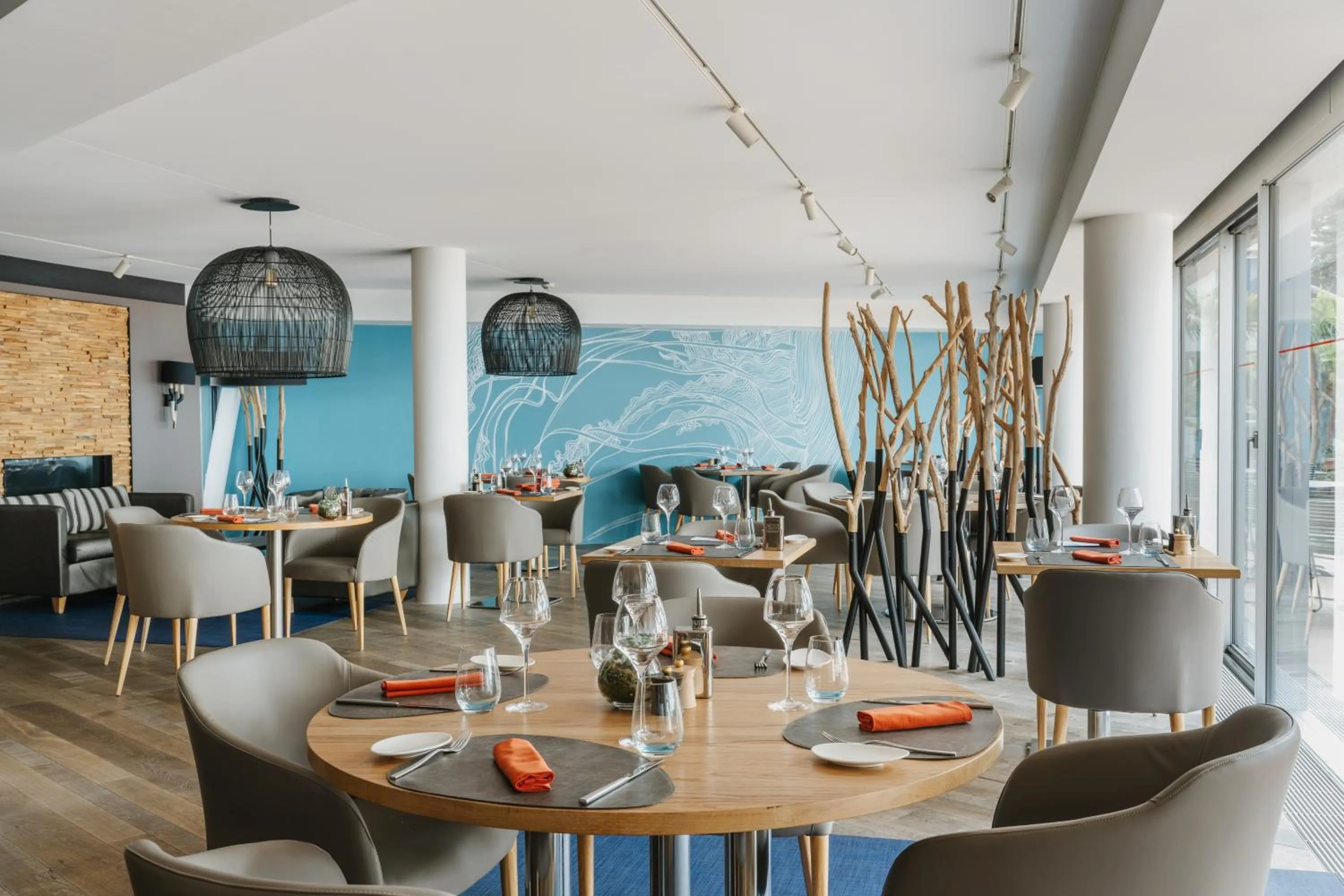 Restaurant/places to eat in Hotel Mona