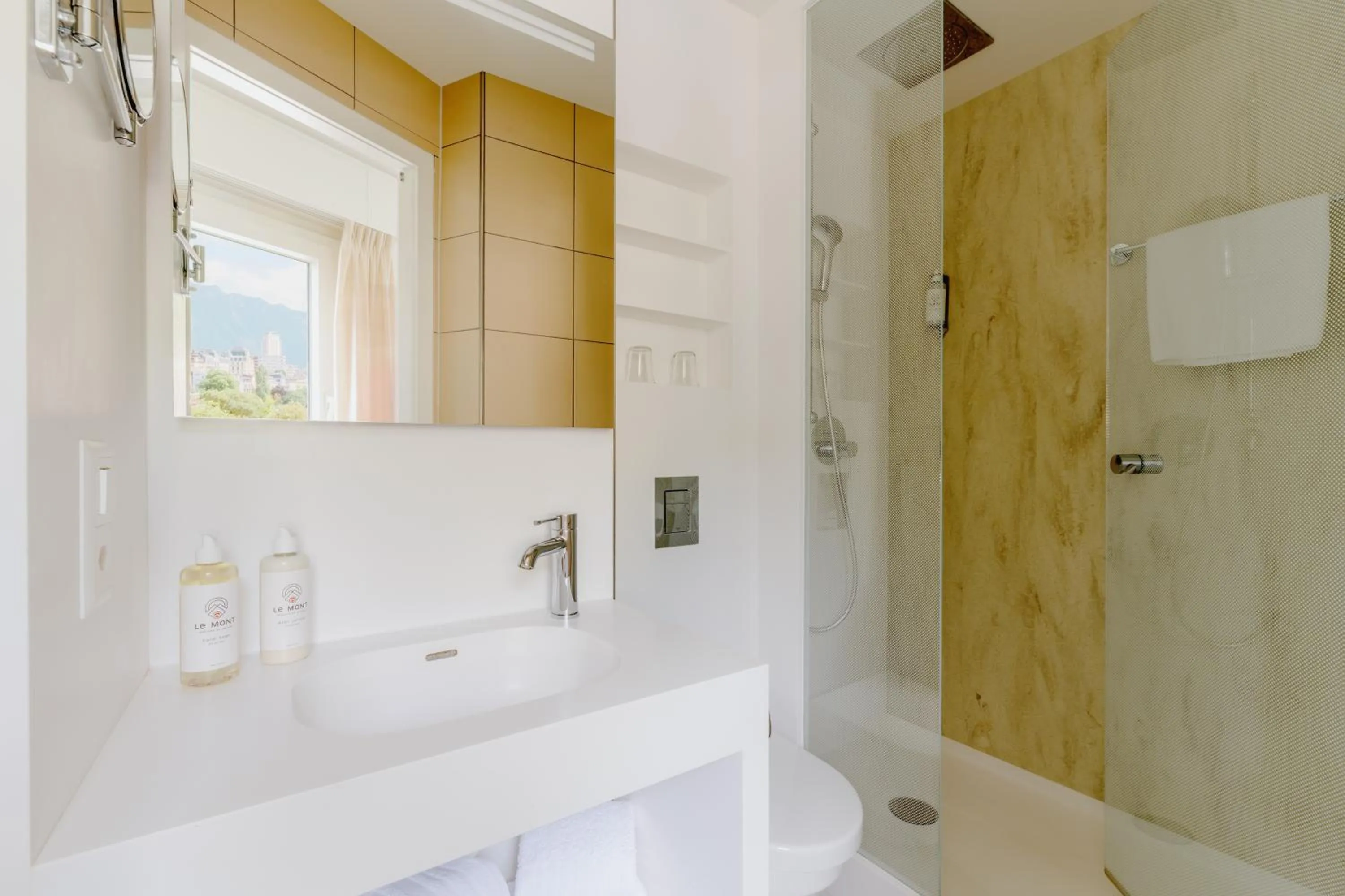 Shower in Hotel Mona