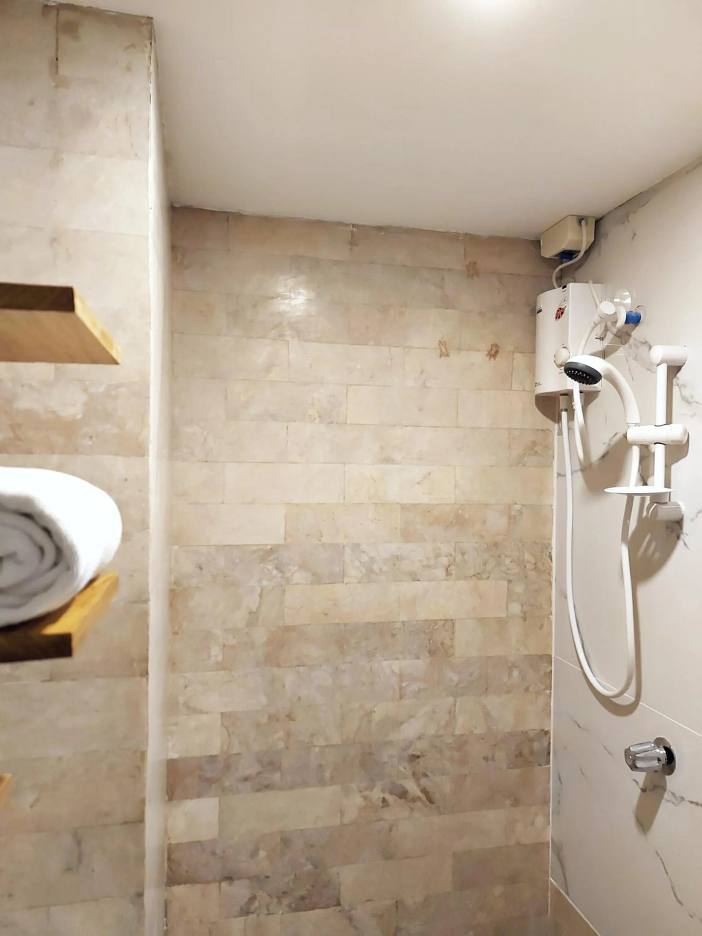 Bathroom in Anex Hotel near US Embassy