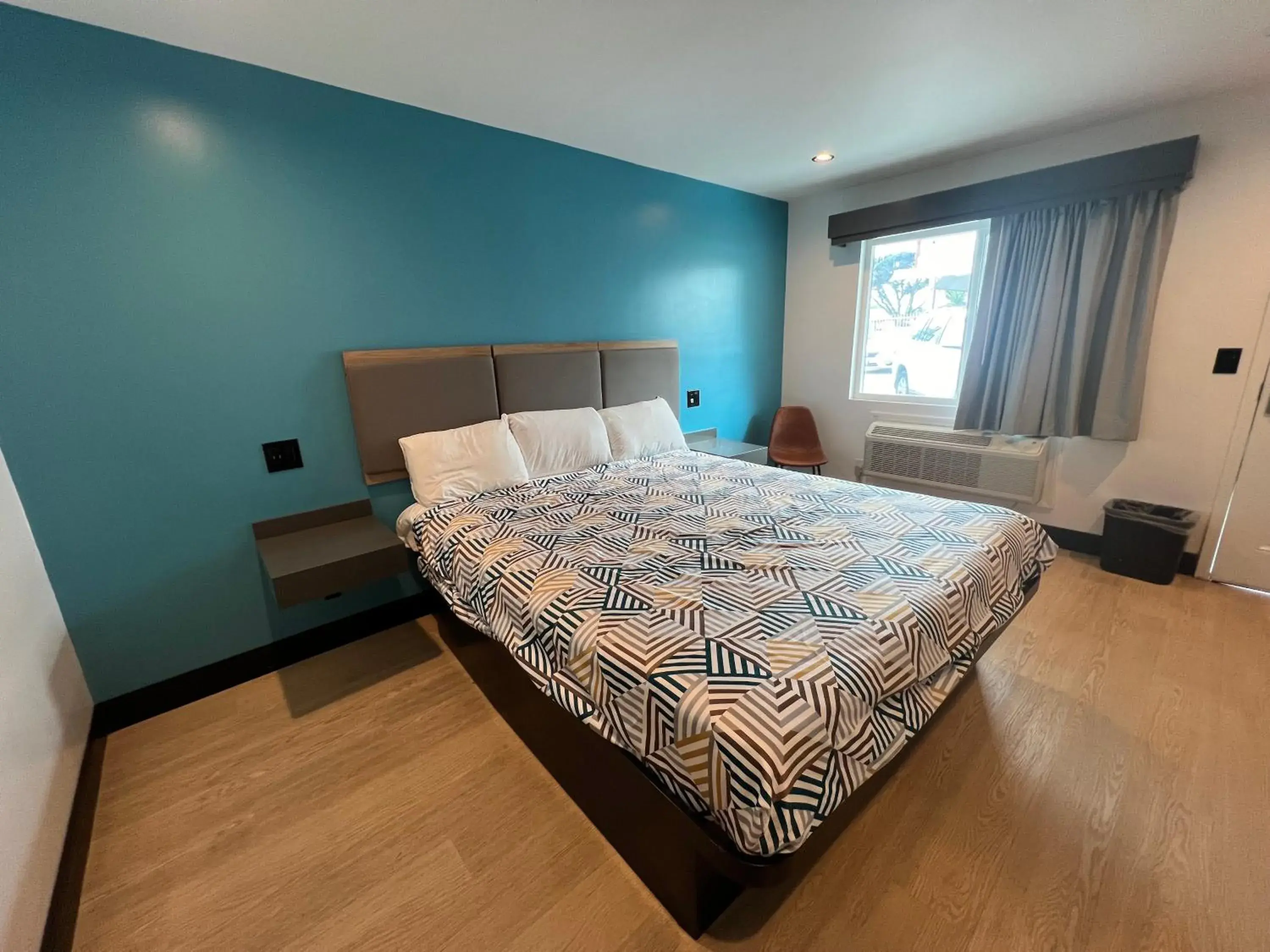 Bed in Palm Inn - Newly Renovated Rooms Bed in Palm Inn - Newly Renovated Rooms
