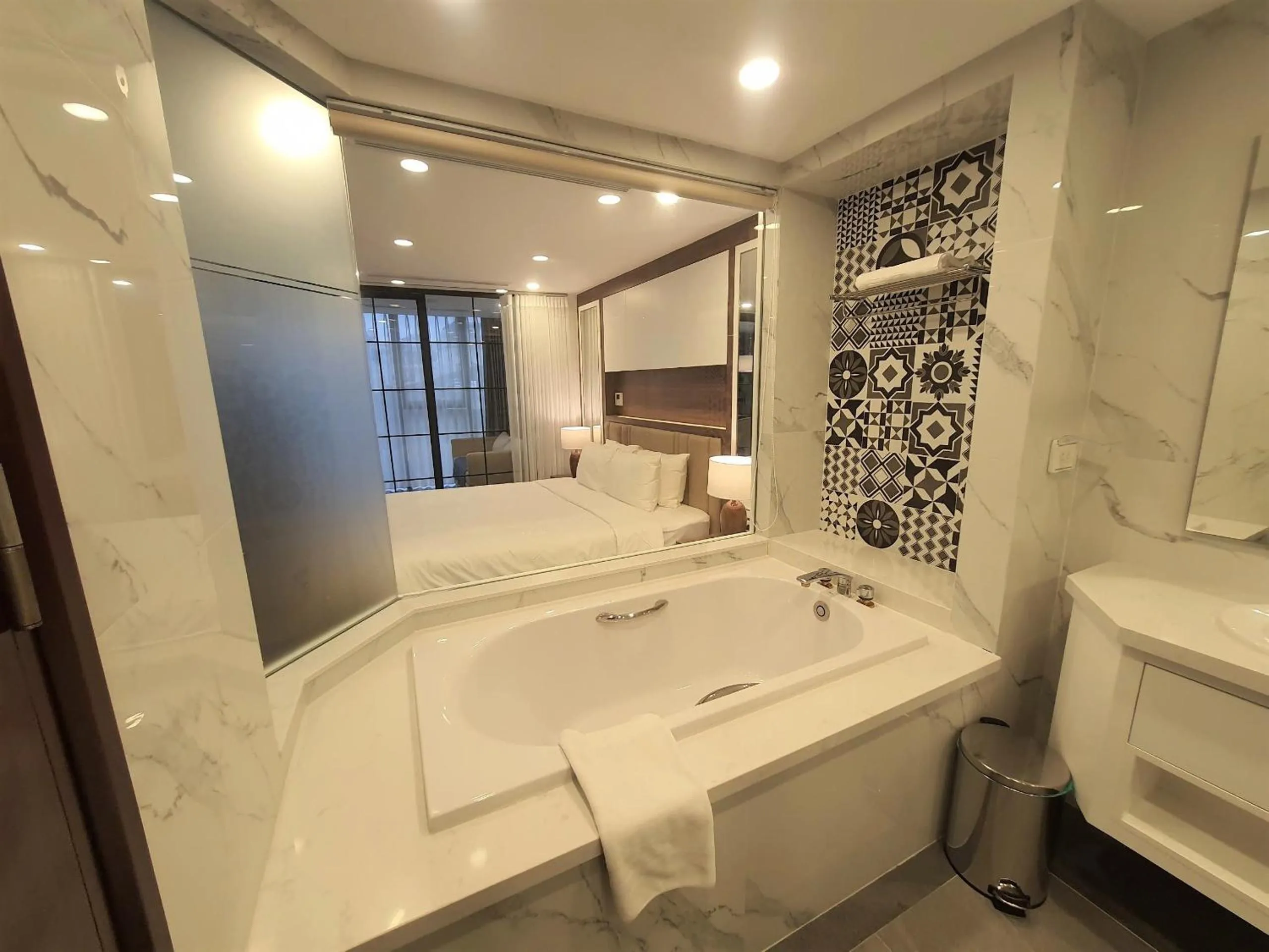 Bath in LIVIE Hanoi Ham Long