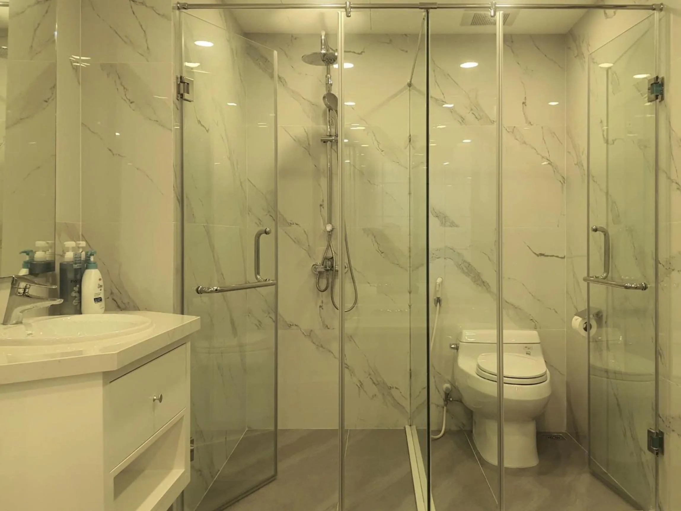 Shower in LIVIE Hanoi Ham Long