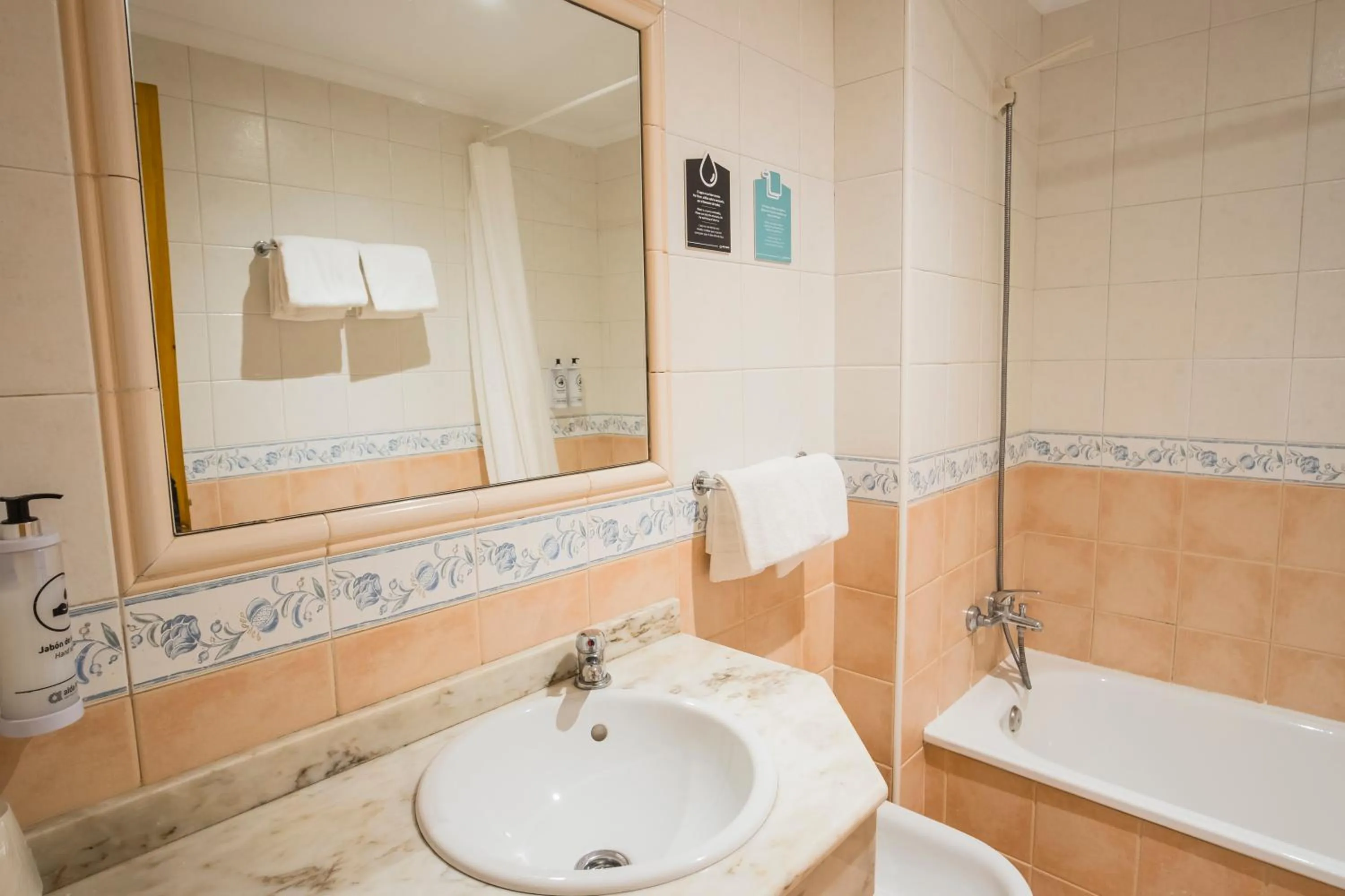 Bathroom in Hotel Alda Puerto Calderón