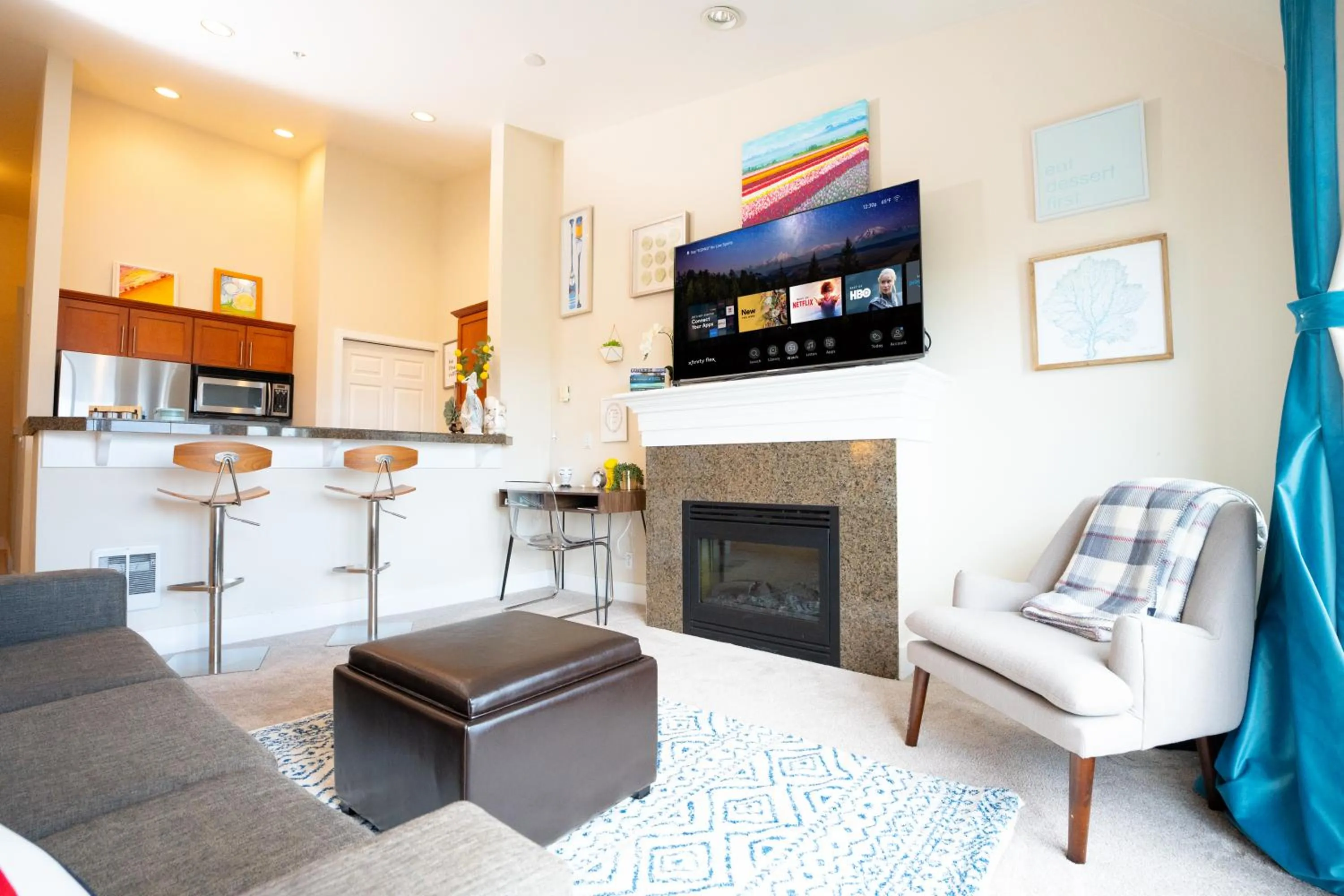 TV and multimedia in Top Floor Water View Oasis near Space Needle & Cruise