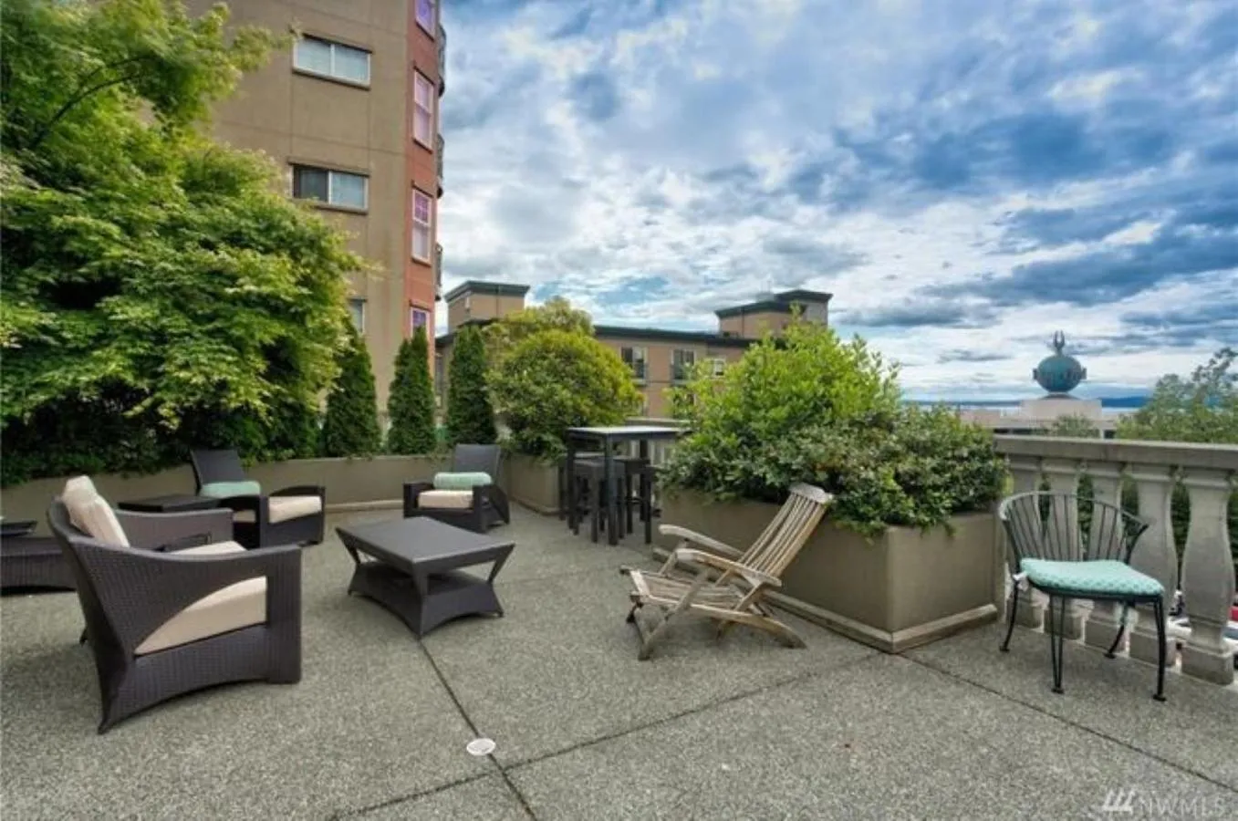 Patio in Top Floor Water View Oasis near Space Needle & Cruise