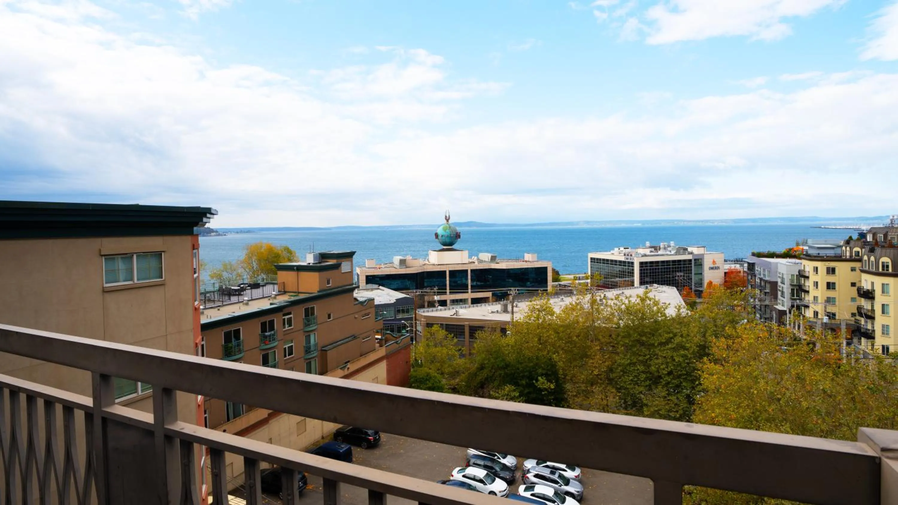 Day in Top Floor Water View Oasis near Space Needle & Cruise