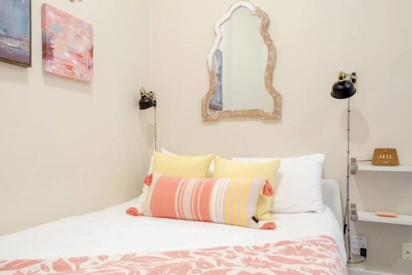 Bed in Top Floor Water View Oasis near Space Needle & Cruise