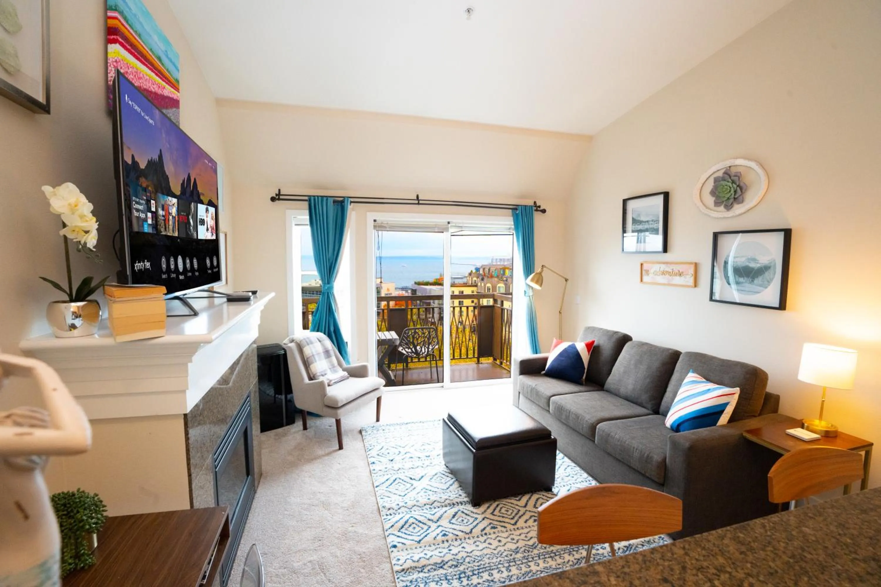 TV and multimedia in Top Floor Water View Oasis near Space Needle & Cruise