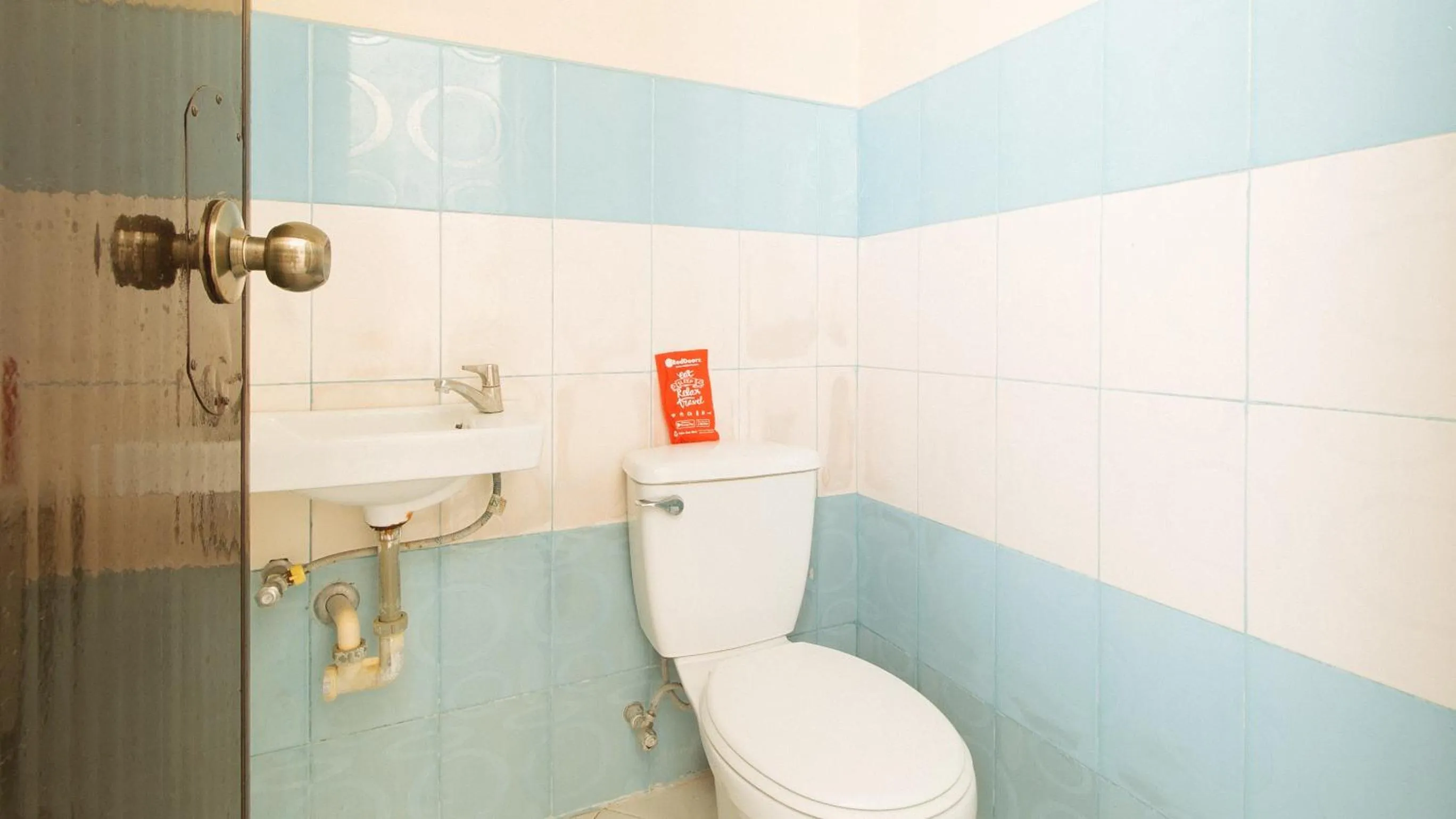 Shower in RedDoorz @ FDB Homes Nueva Ecija