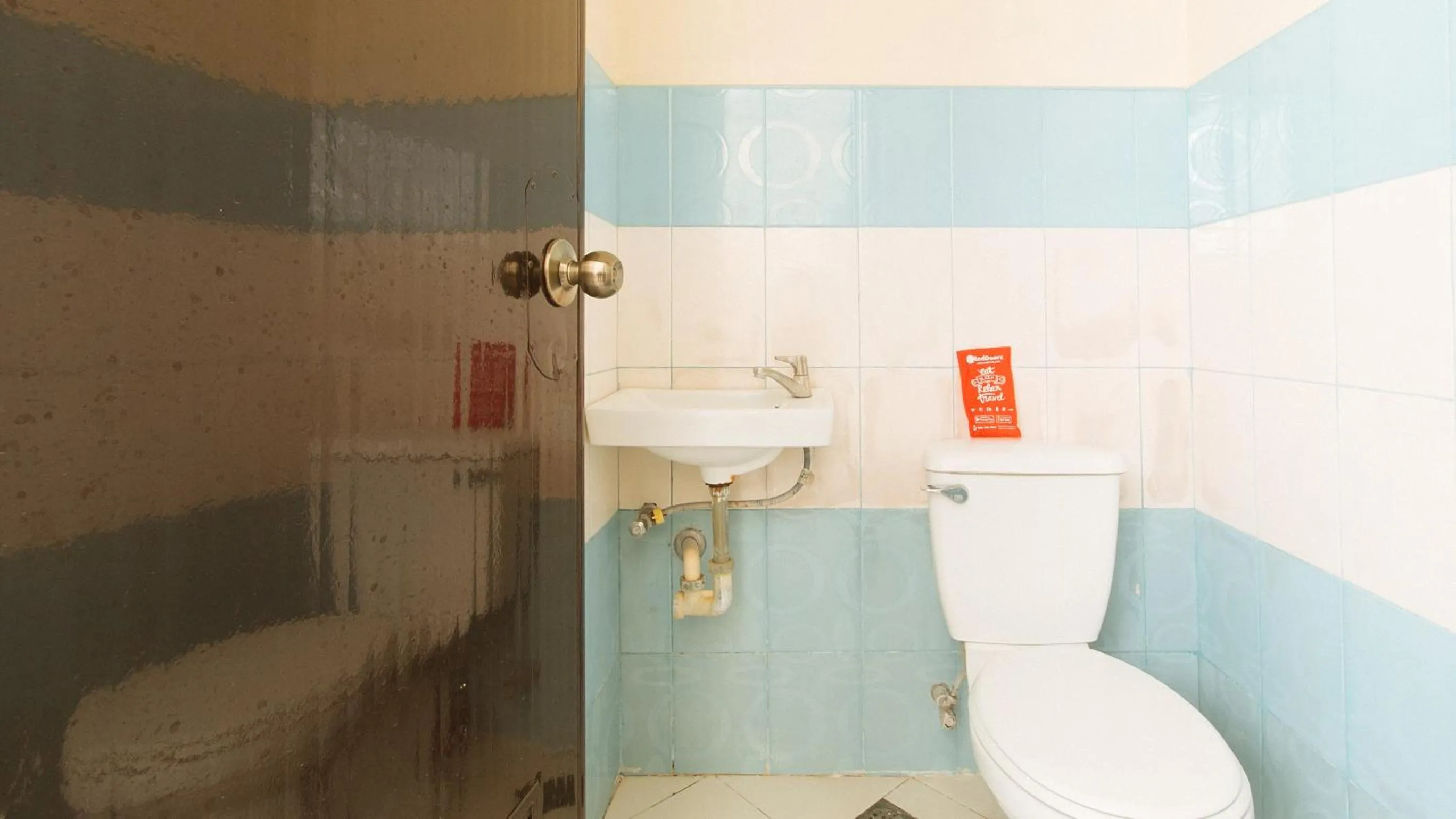 Shower in RedDoorz @ FDB Homes Nueva Ecija