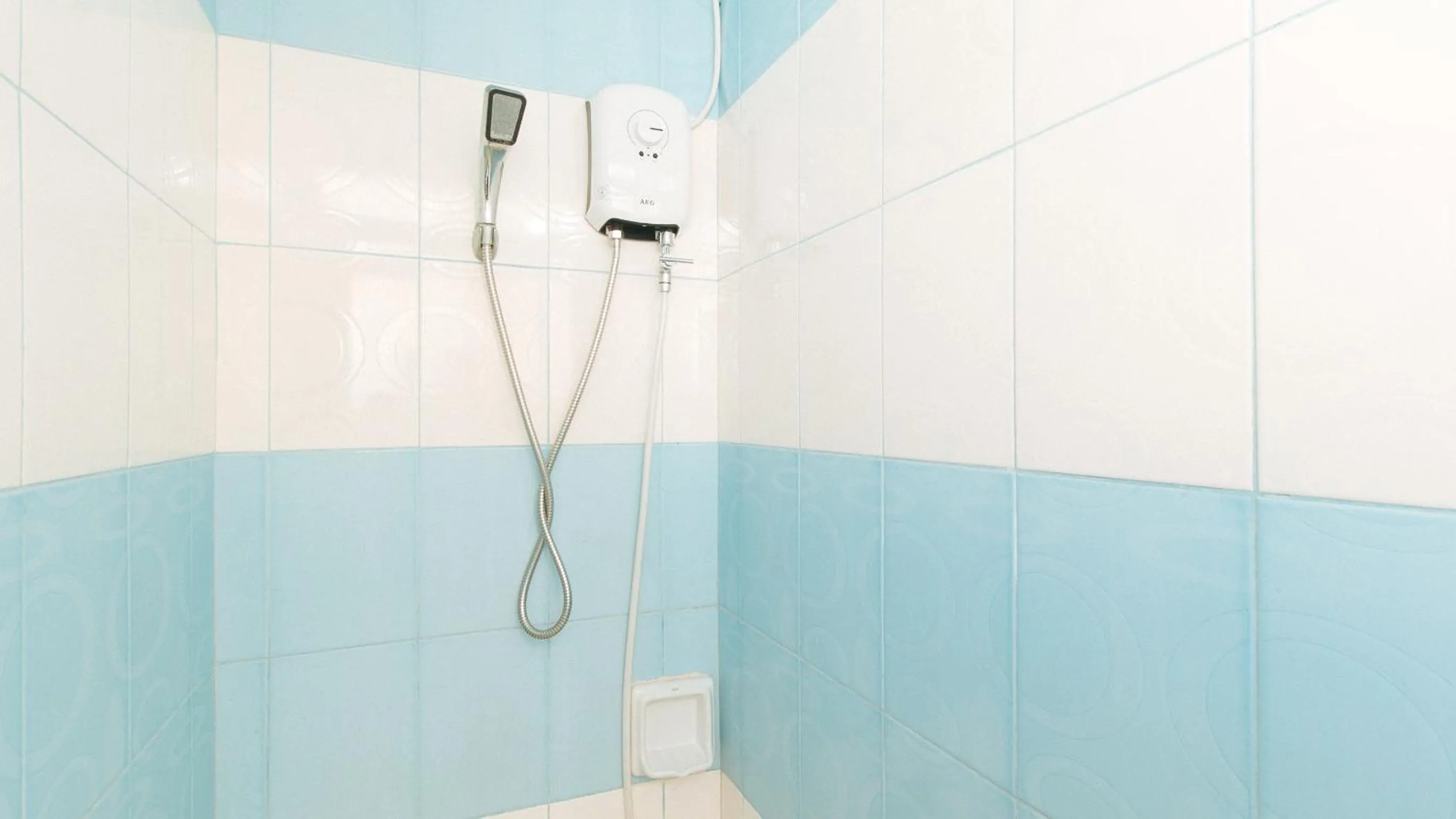 Shower in RedDoorz @ FDB Homes Nueva Ecija