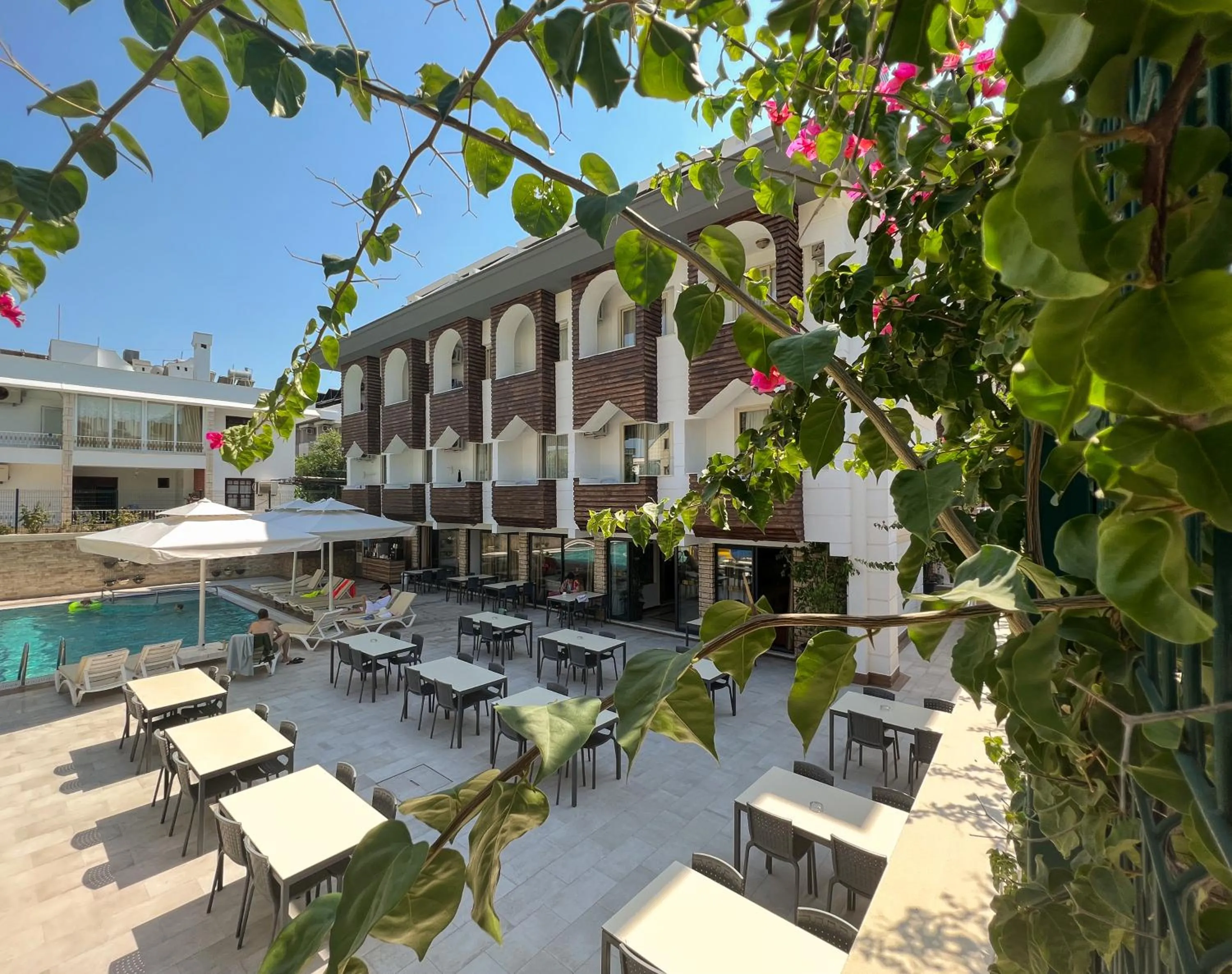 Restaurant/places to eat in FAME HOTEL