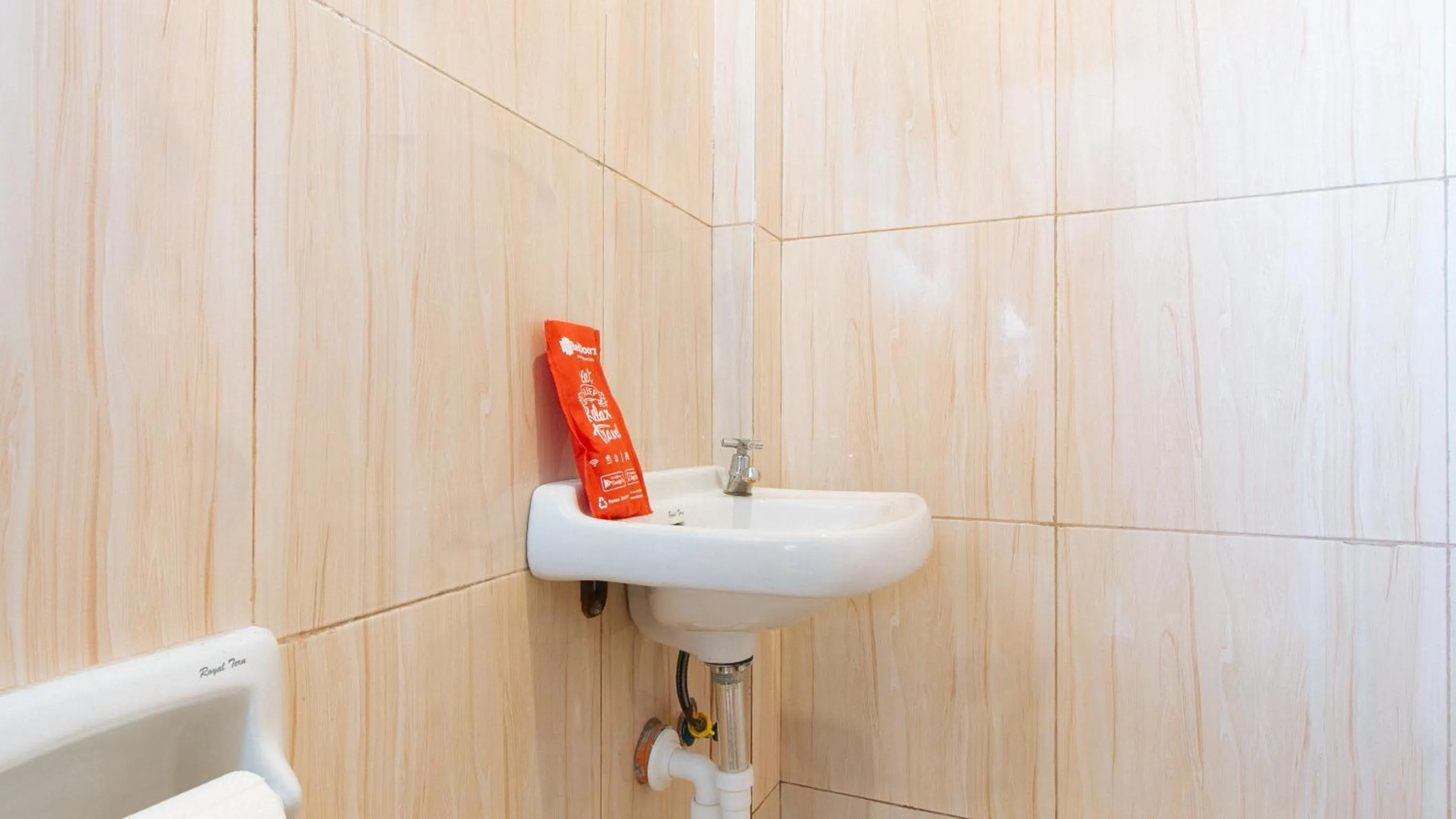 Bathroom in RedDoorz near Christ the King Medical Center