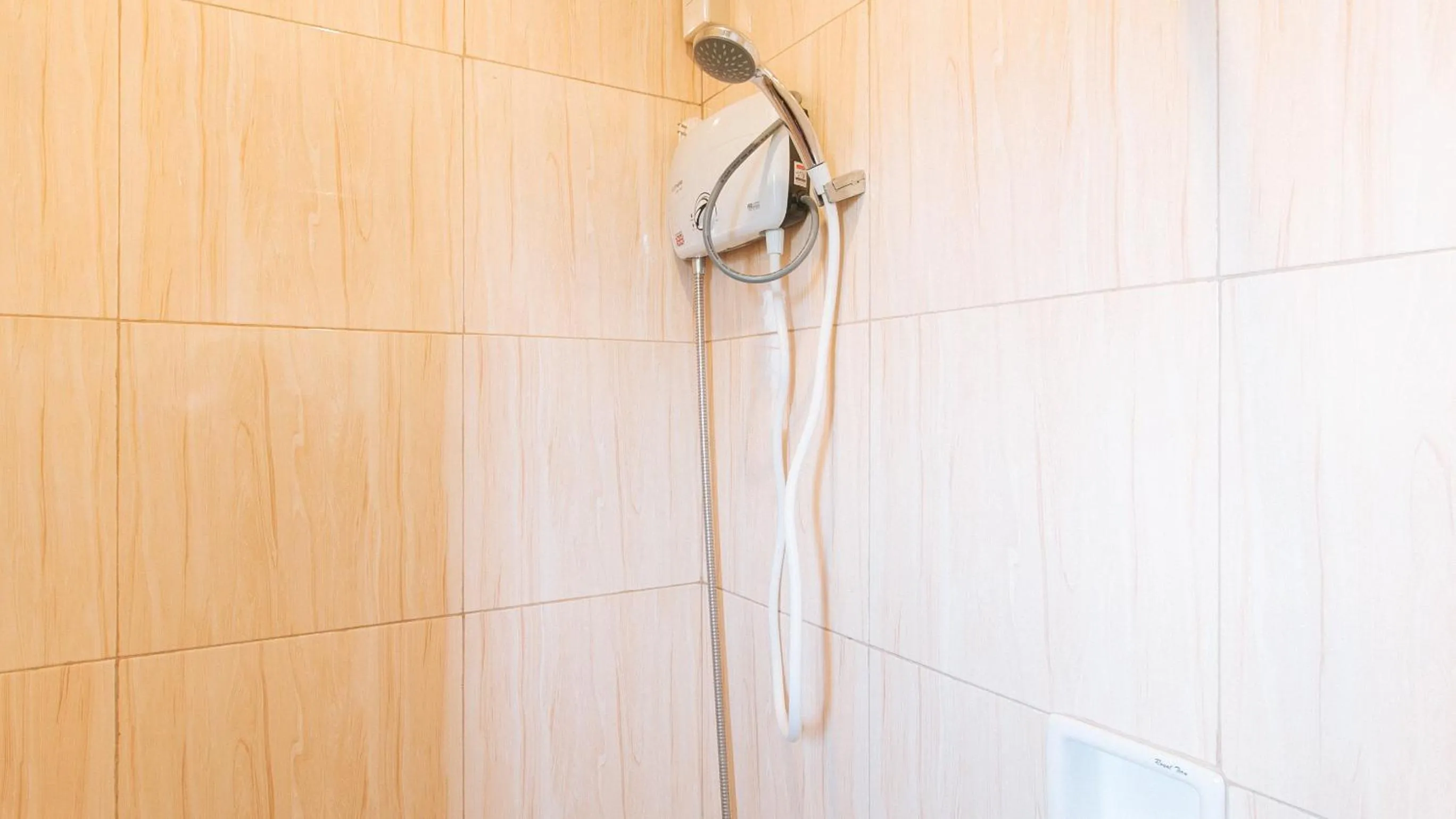 Shower in RedDoorz near Christ the King Medical Center