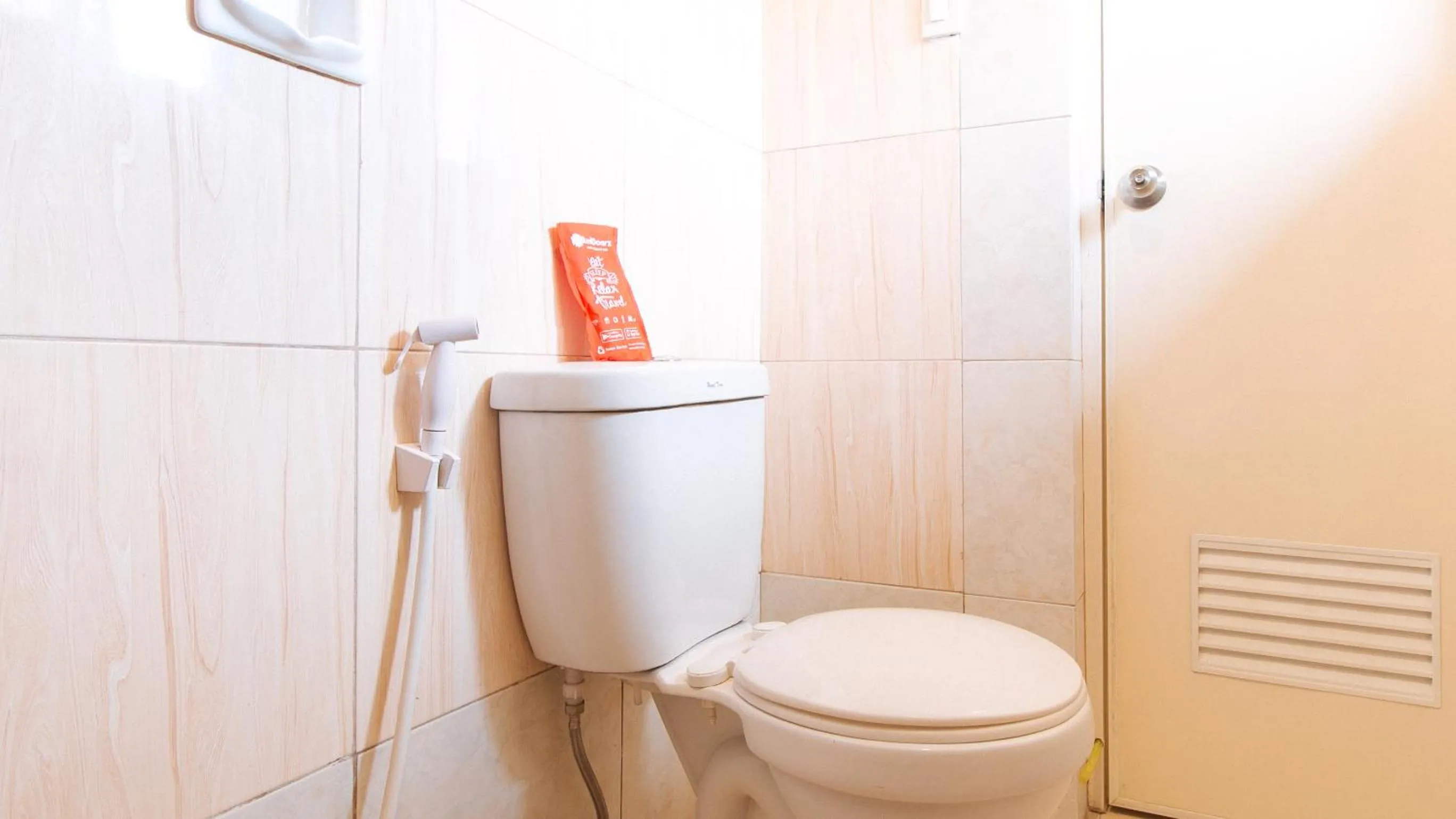 Toilet in RedDoorz near Christ the King Medical Center